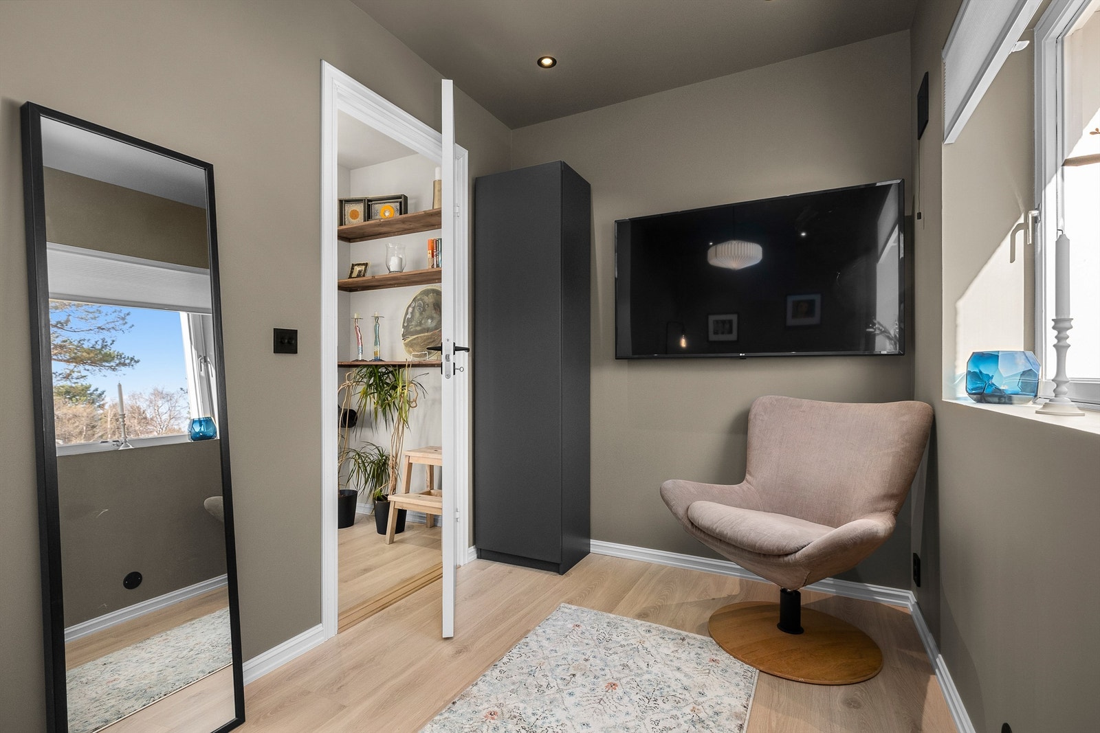 Et fleksibelt rom med plass til både avslapning og hjemmekontor, alt etter behov. Galleribilde