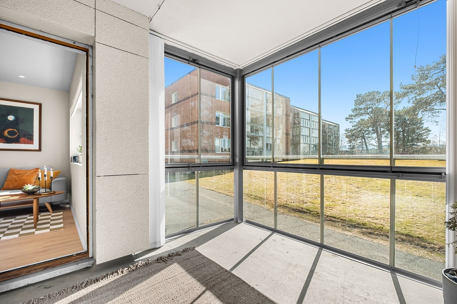 Innglasset balkong på ca. 8 kvm gir et skjermet og anvendelig uterom som kan nytes over store deler av året. Galleribilde
