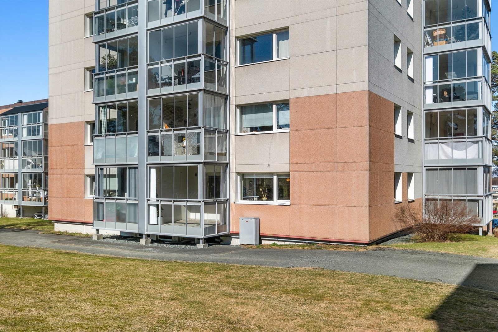Borettslaget har flotte, åpne uteområder med plenarealer, sitteplasser og fine grøntdrag rundt bebyggelsen. I tillegg disponerer man en parkeringsplass på felles oppstillingsplass. Galleribilde