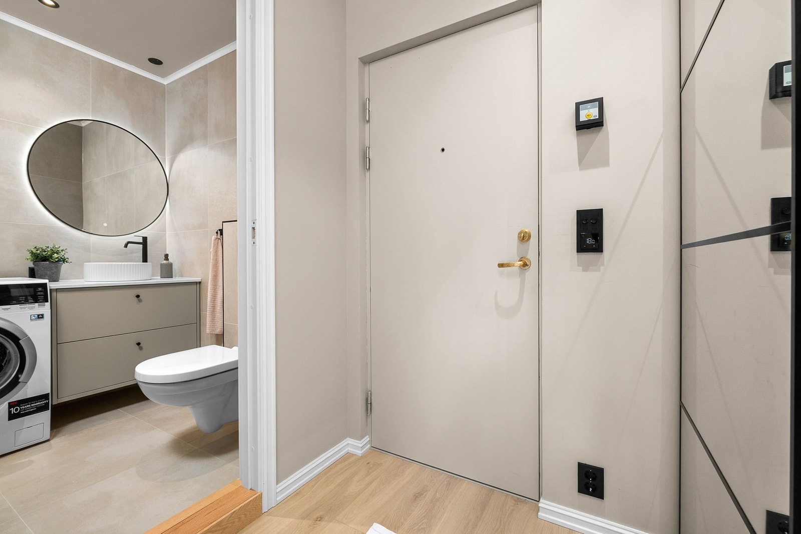 Praktisk inngangsparti med nærhet til badet og en planløsning som utnytter arealet på en god måte. Galleribilde