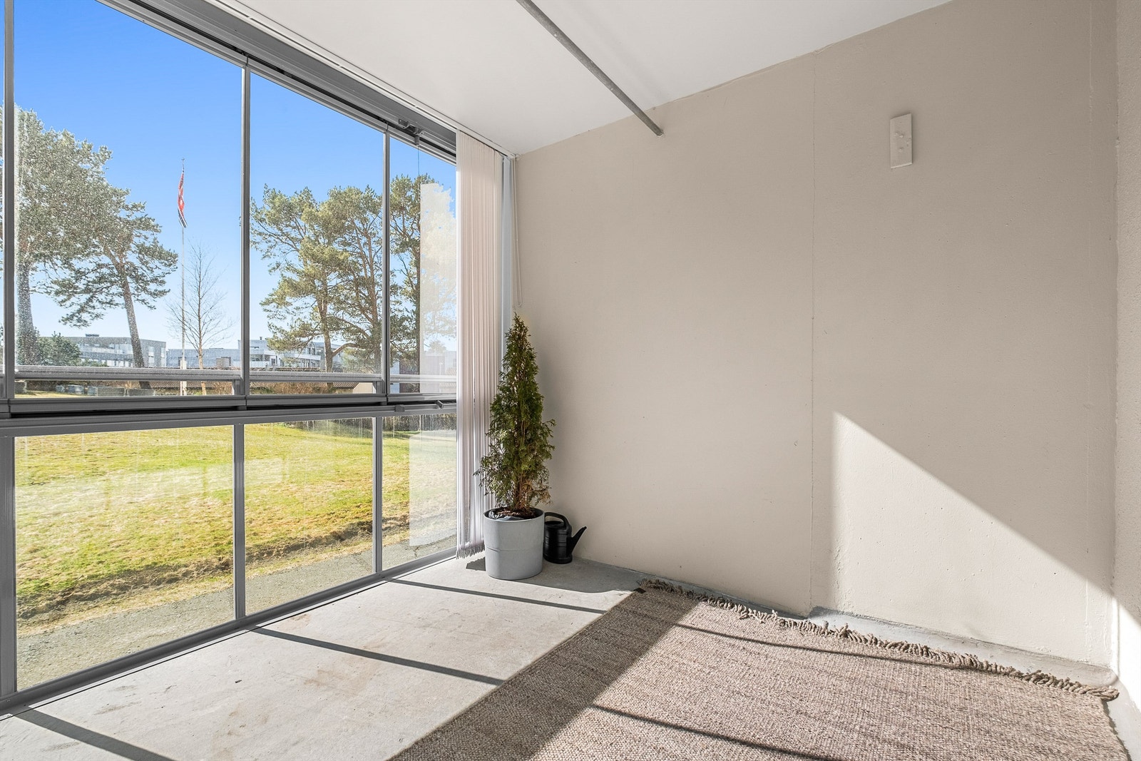 Balkongen har gode bruksmuligheter med plass til sittegruppe eller grønne innslag etter eget ønske. Galleribilde