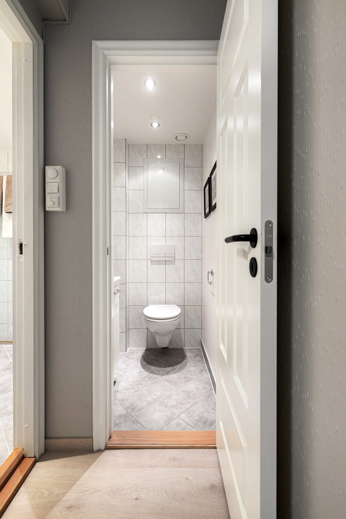Det er eget WC ved siden av badet Galleribilde