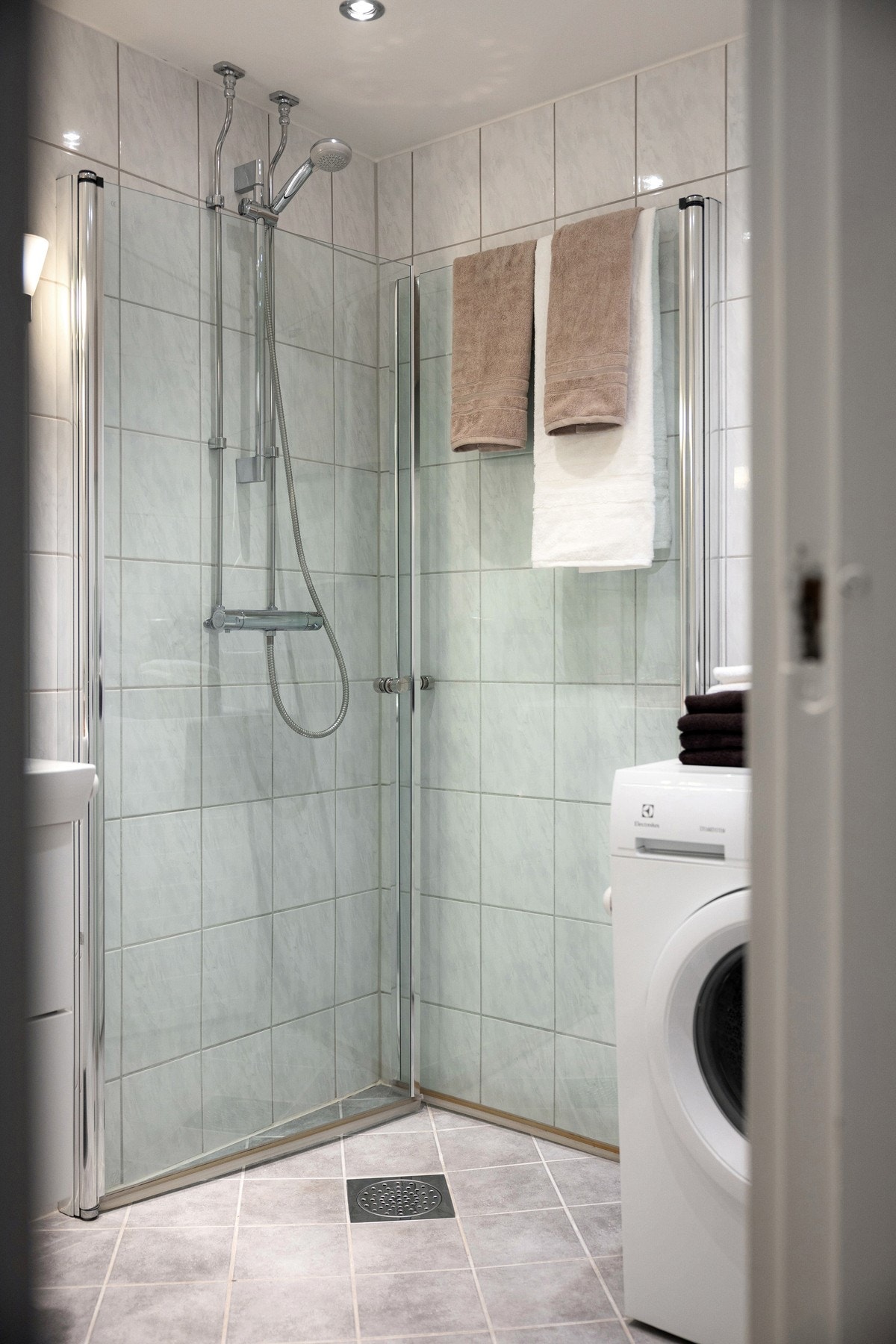 Badet ble pusset opp i 2013 og har fliser på gulv og vegger, samt en slett himling Galleribilde