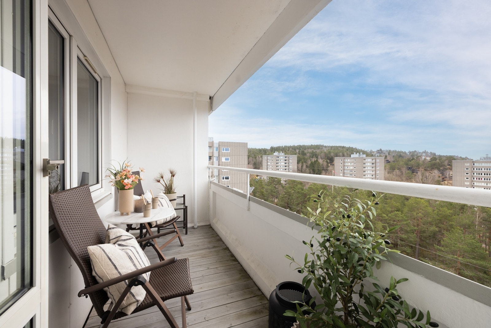 Balkongen er sydvendt, med en størrelse på ca. 5,3 m² Galleribilde