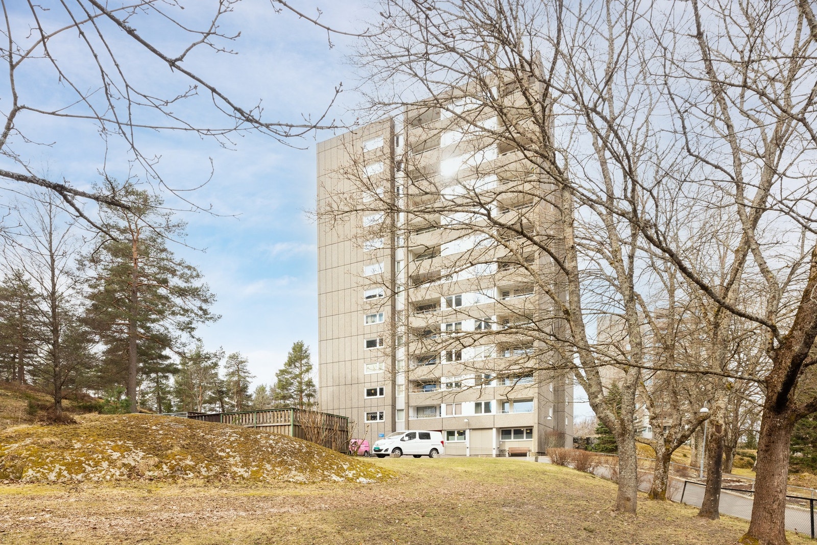 Eiendommen befinner seg i et ettertraktet boligområde på Haugerud i bydel Alna, omtrent 10 kilometer fra Oslo sentrum Galleribilde