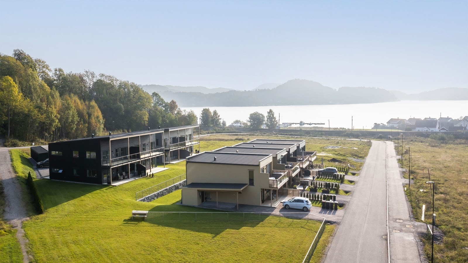 Solrik og landlig beliggenhet ved sjøen Galleribilde