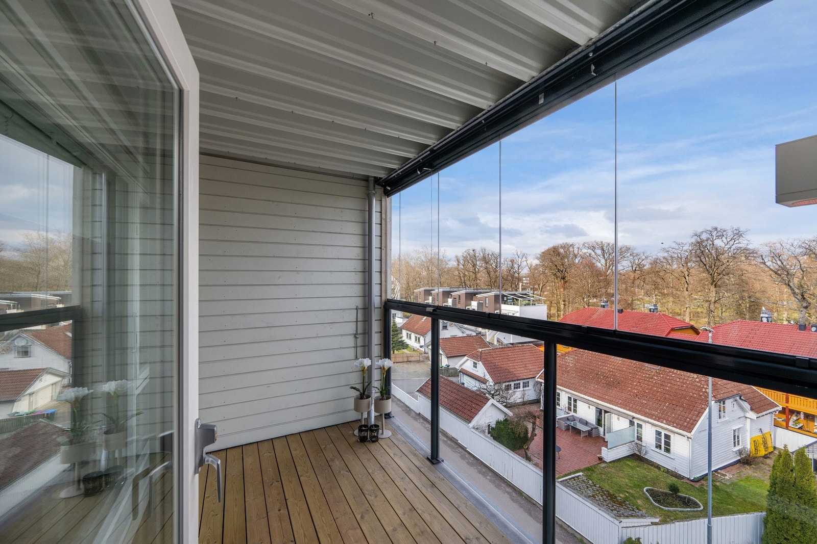 Innglasset balkong som fungerer som en naturlig forlengelse av boligen - her sitter du lunt og skjermet med hyggelig utsyn over nabolaget Galleribilde