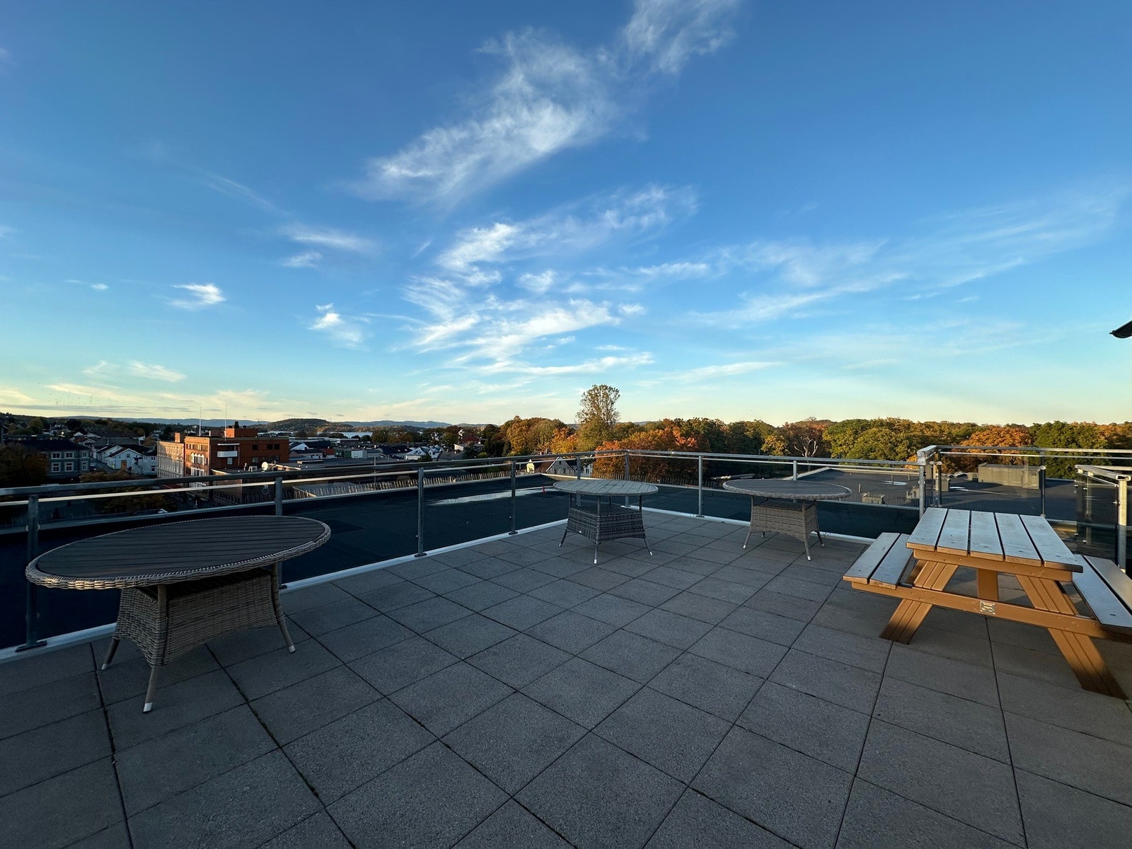 Sameiets felles takterrasse i toppetasjen av midtbygget . Galleribilde