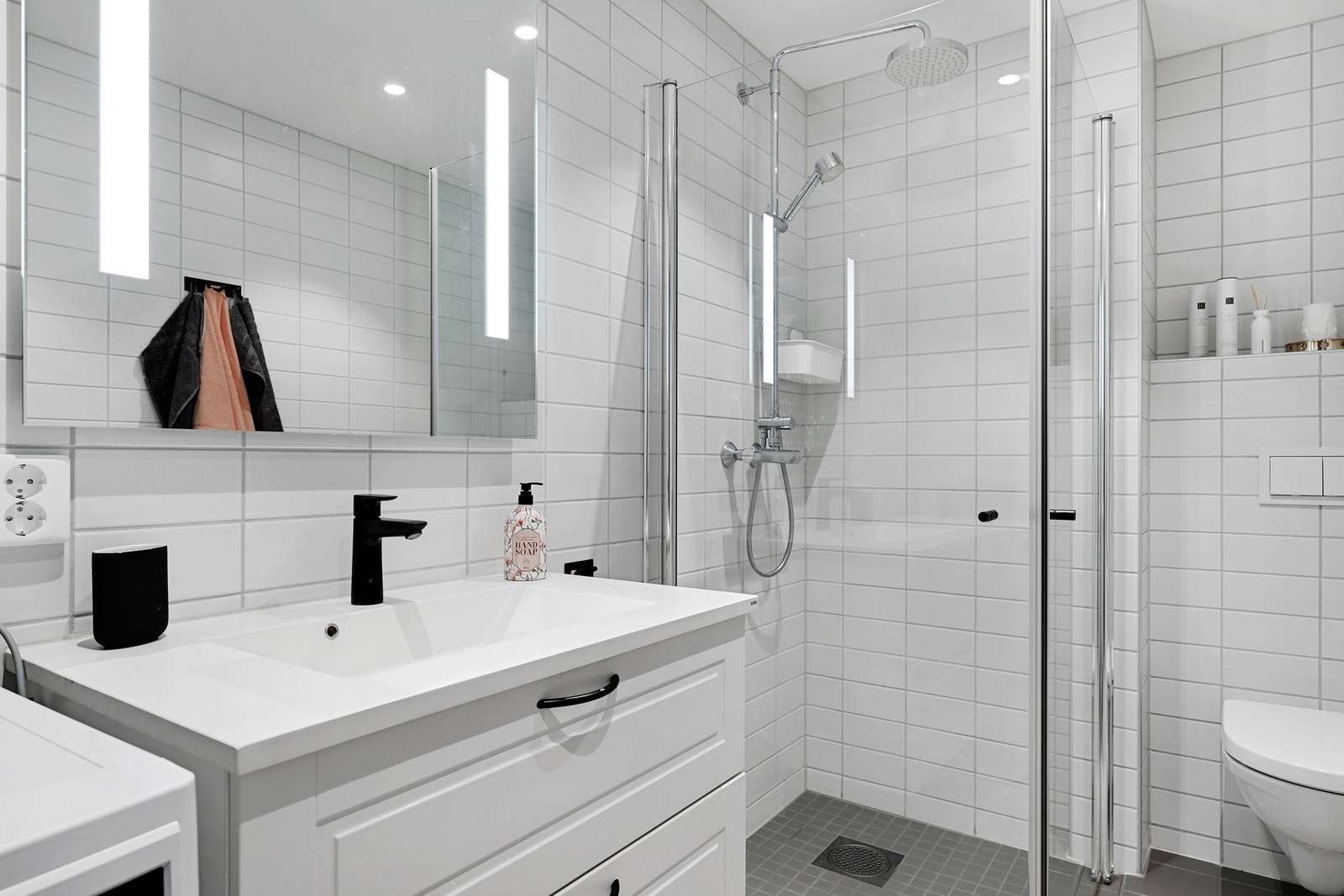 Badet har opplegg for vaskemaskin og det er downlights i himling. Galleribilde