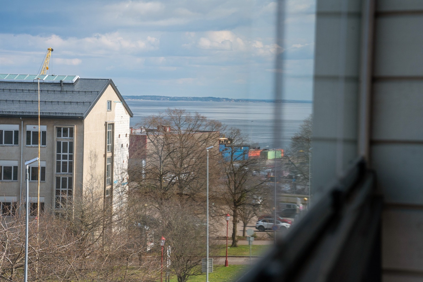 Fra balkongen har du utsikt mot sjøen Galleribilde