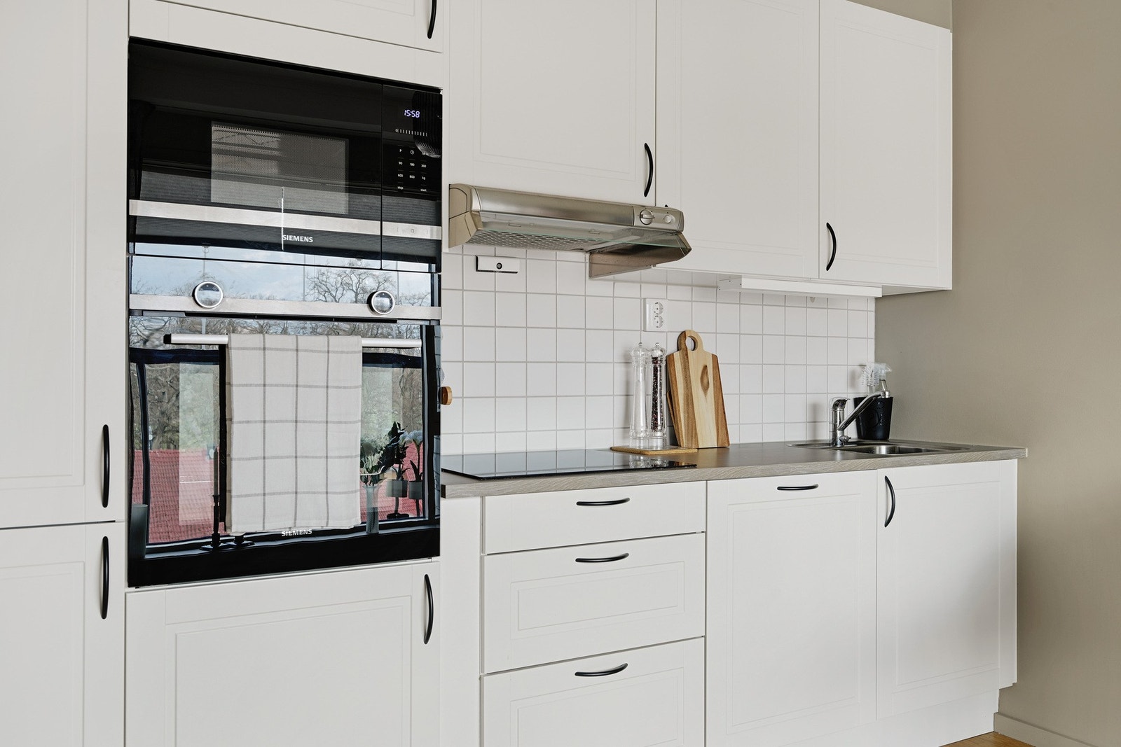 Det er profilerte fronter og benkeplate i laminat. Galleribilde