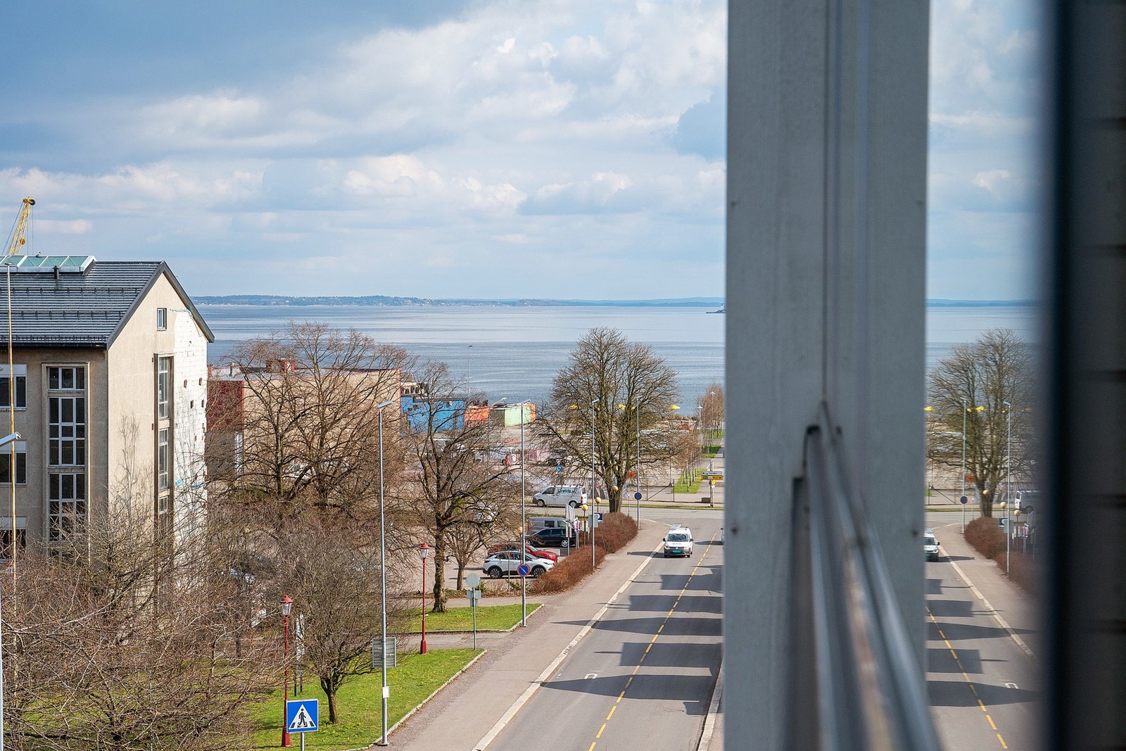Fra balkongen nyter du en flott utsikt mot sjøen og nærområdet - en attraktiv beliggenhet som gir en luftig og åpen romfølelse med det lille ekstra i hverdagen Galleribilde