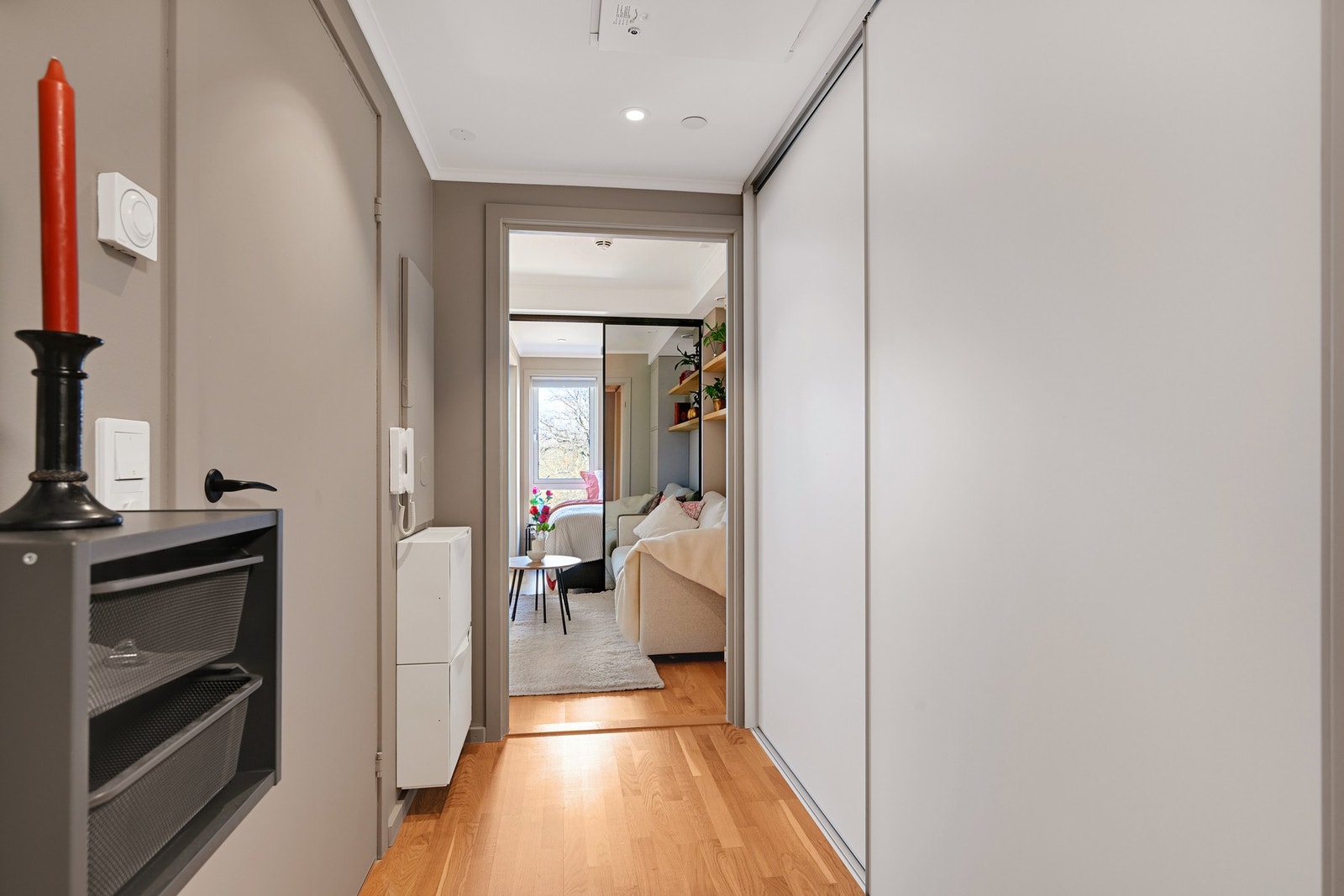 Hyggelig entré med skyvedørsgarderobe. Galleribilde