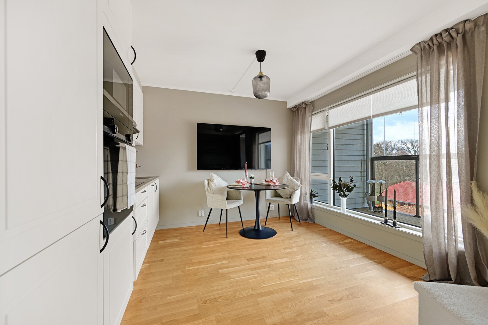 Leiligheten har en fin planløsning og ligger i 4. etasje med heisadkomst - så her finner du både dagligvare og café m.m. bare en "heistur" unna egen inngangsdør. Galleribilde