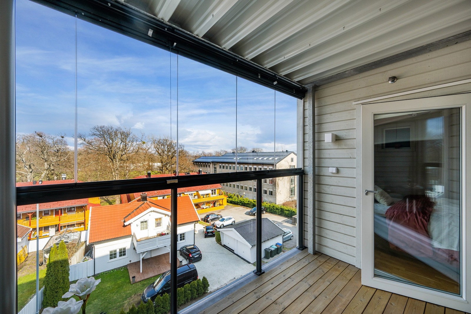 Lys, moderne og lettstelt 1-roms selveierleilighet med alkove beliggende i Vektergården supersentralt midt i Horten sentrum. Leiligheten har en lun og innglasset balkong. Galleribilde