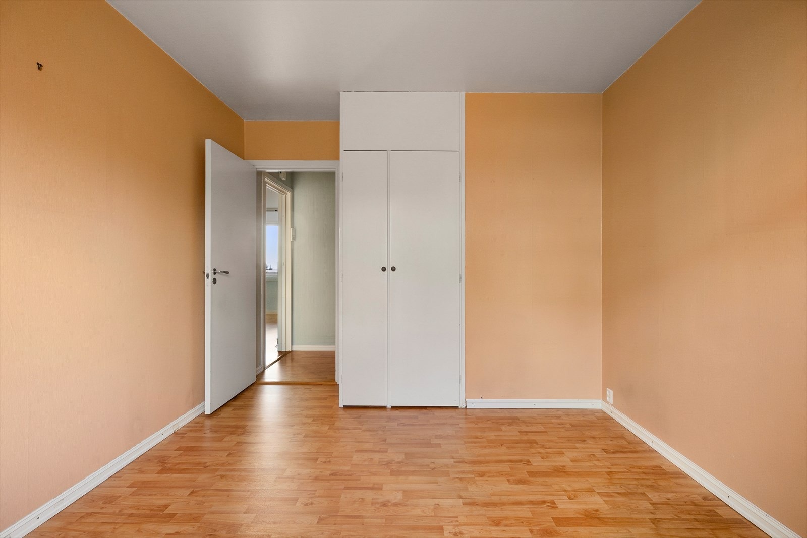 Det er plass til seng, garderobeskap og annet ønsket møblement. Galleribilde