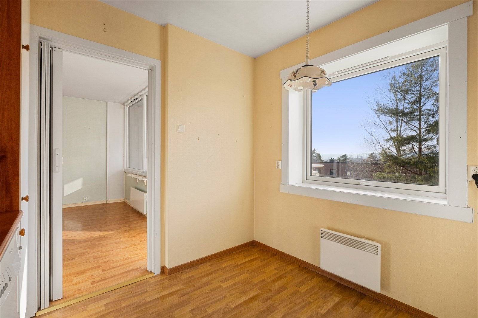 Det er plass til spisebord under vinduet. Galleribilde