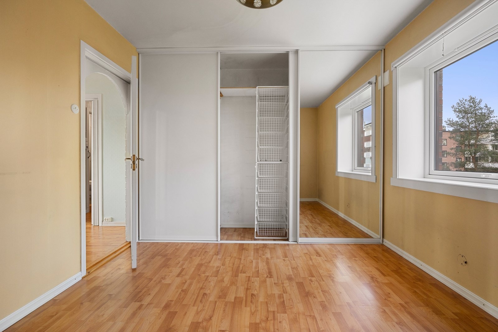 Det er god plass til klær og annet utstyr i tilhørende skyvedørsgarderobe. Galleribilde