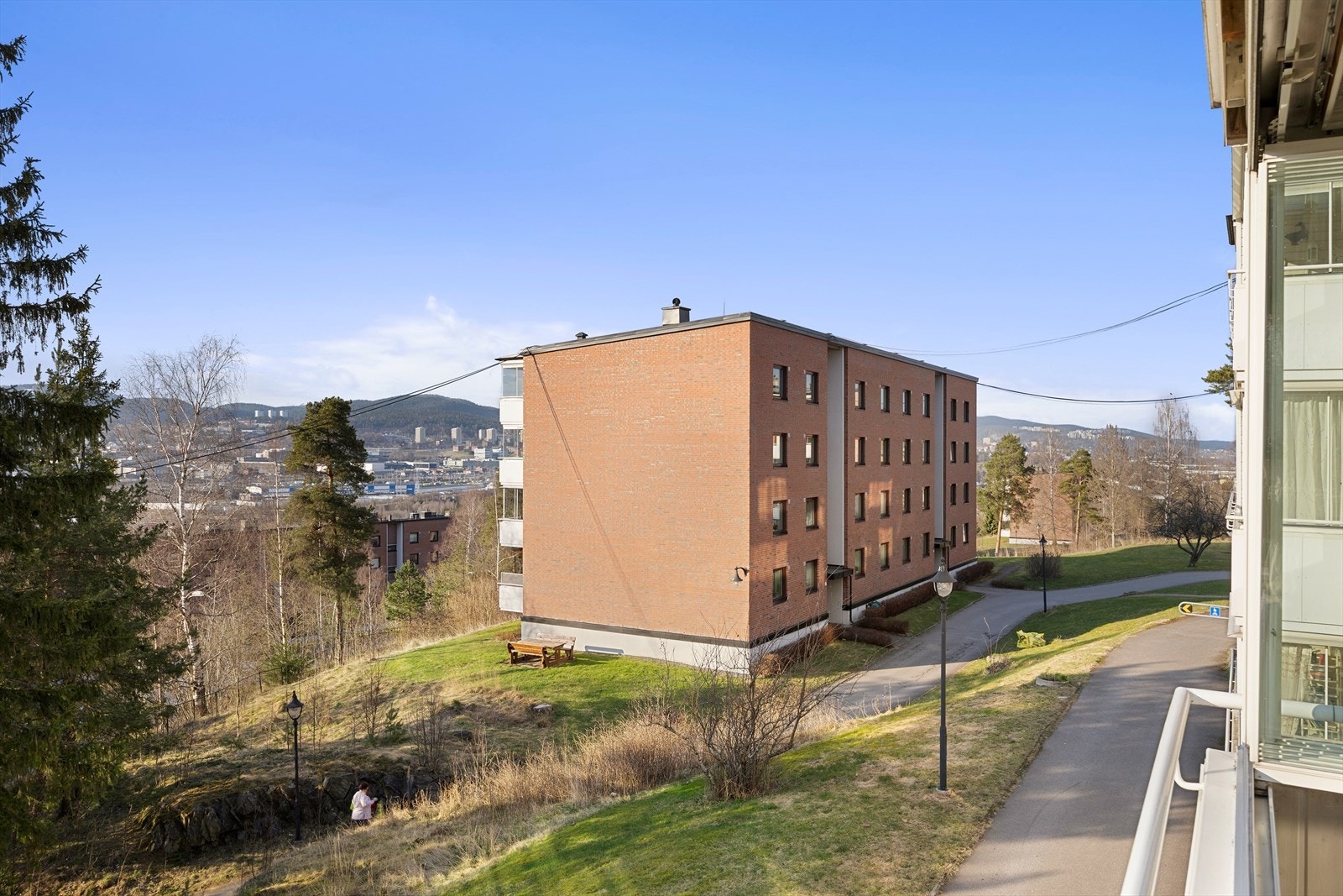 Her bor du lyst og luftig med hyggelig utsyn. Galleribilde