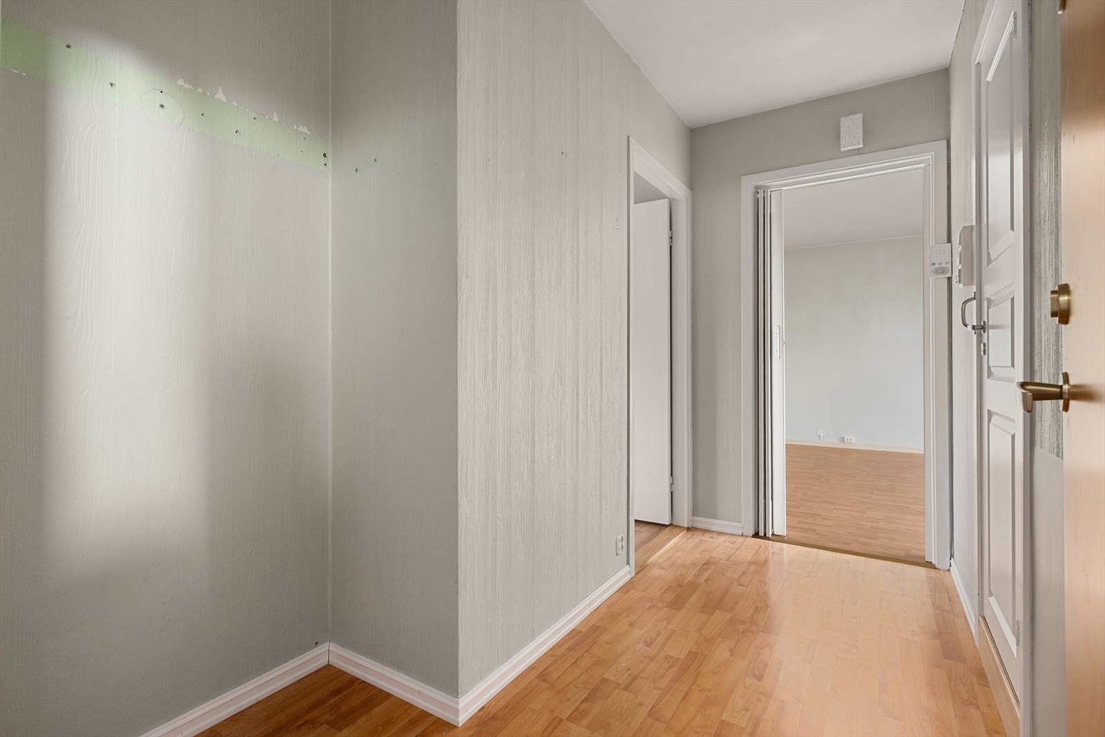 Entré med plass til oppheng av yttertøy og oppbevaring av sko. Galleribilde