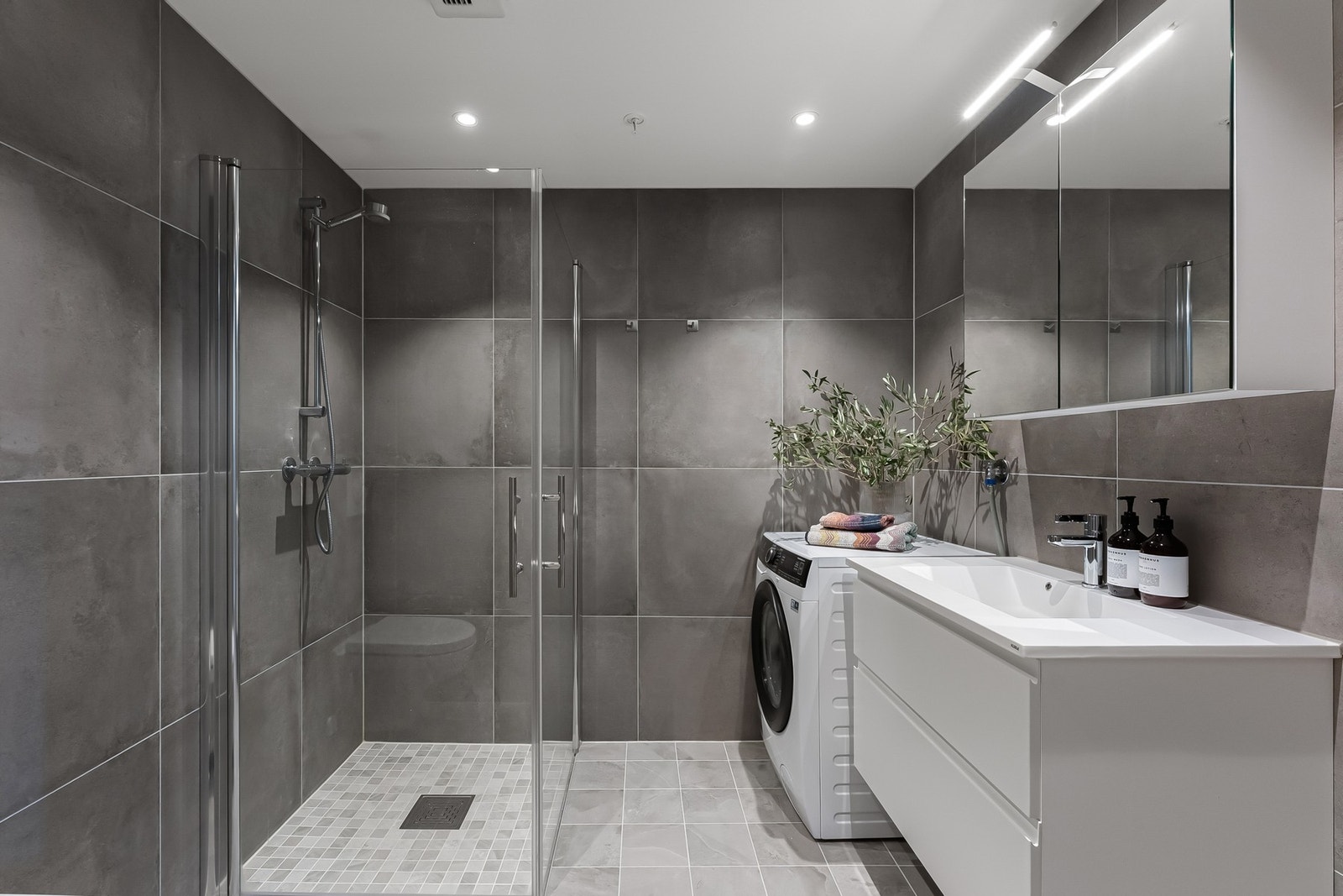 Badet fra byggeår har flislagte vegger og gulv med varmekabler. Galleribilde