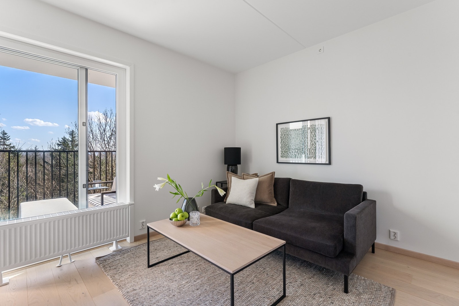 Stuen fremstår lys og romslig med store vindusflater som slipper inn godt med dagslys og gir utsyn mot nærområdet. Galleribilde