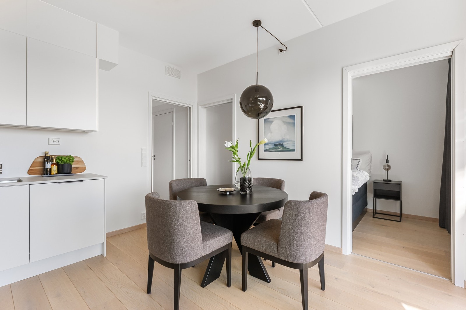Leiligheten har oppvarming via vannbåren varme til radiatorer og balansert ventilasjon. Galleribilde