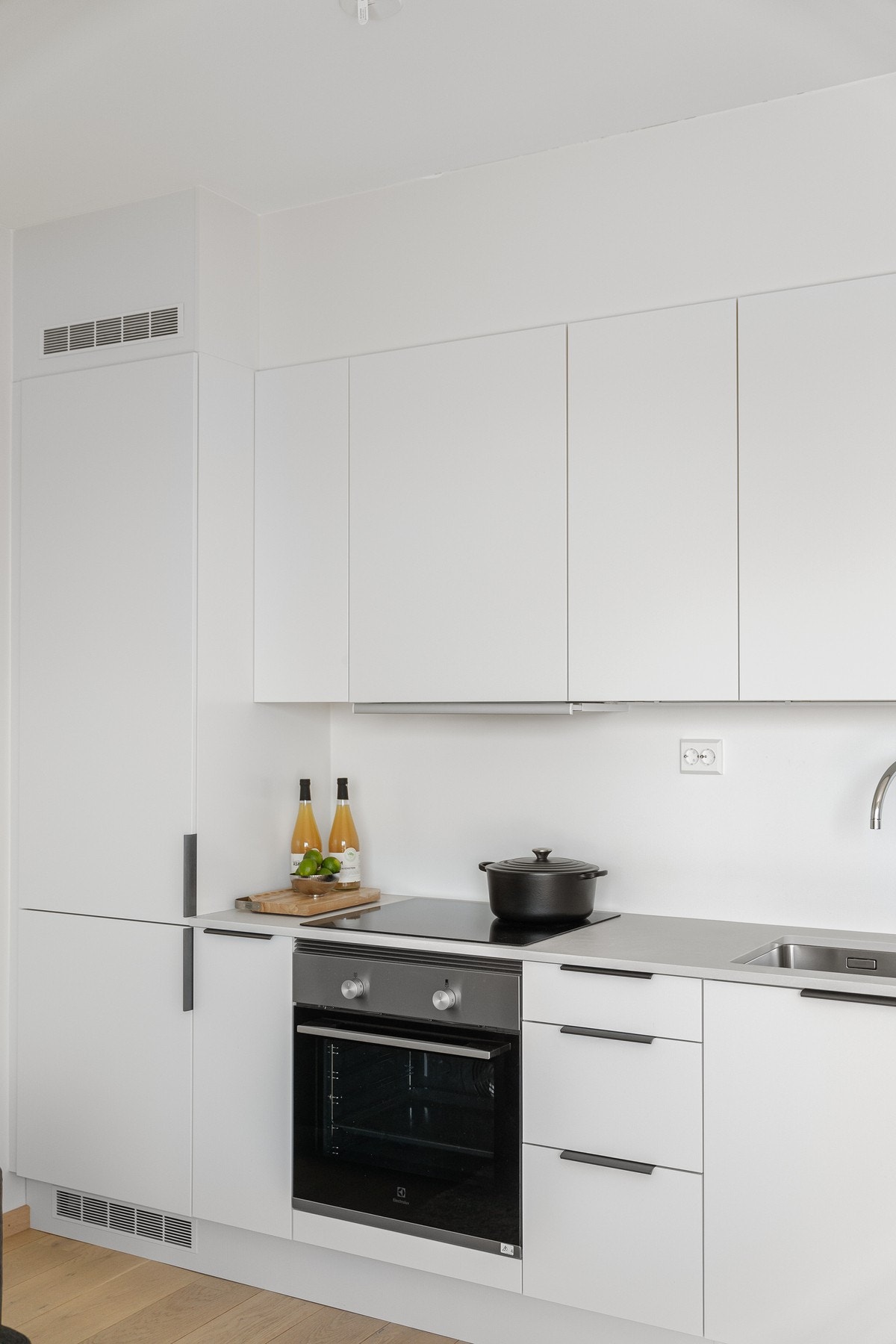 Det er integrert komfyr/platetopp, oppvaskmaskin og kjøl/fryseskap. Komfyrvakt og lekkasjesikring er montert, og det er etablert mekanisk avtrekk. Galleribilde