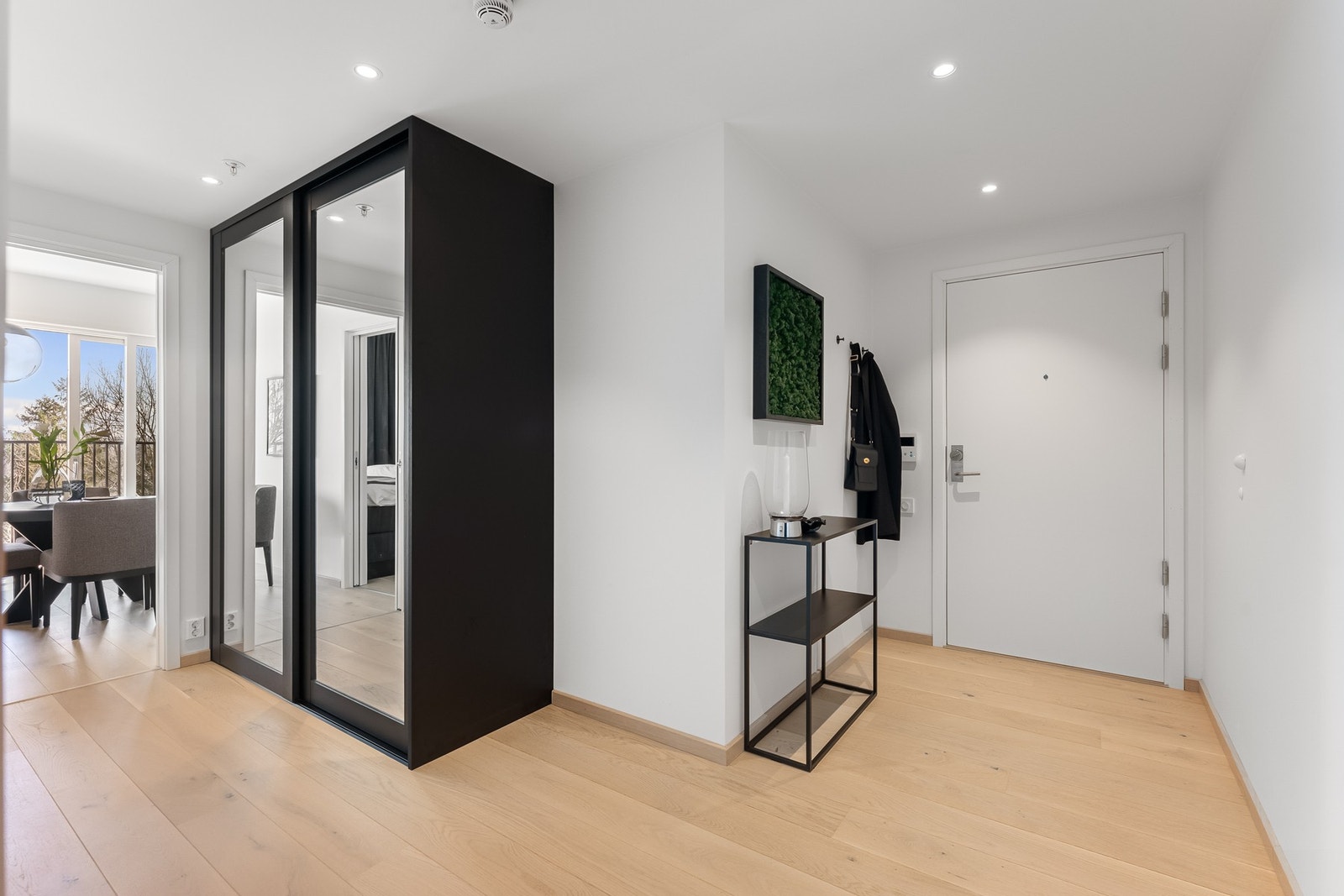 Romslig entré med god plass til oppbevaring. Det er montert skyvedørsgarderobe fra Sigdal. Galleribilde