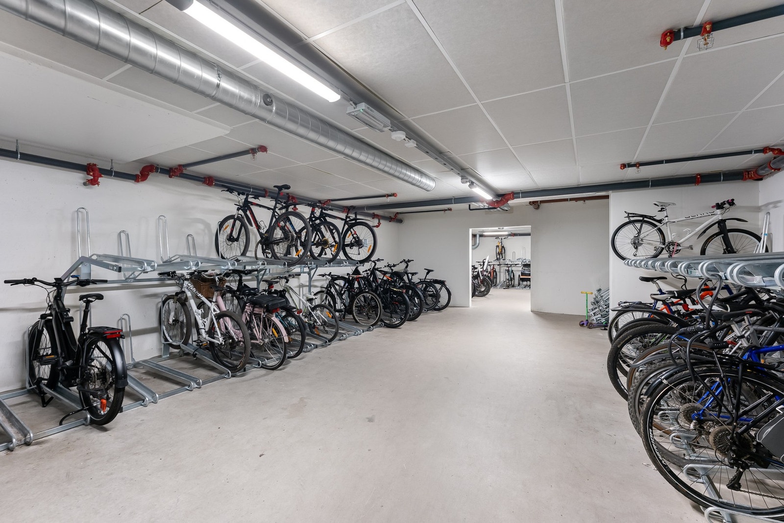 Felles sykkelbod og smørebod som beboerne kan benytte seg av. Galleribilde