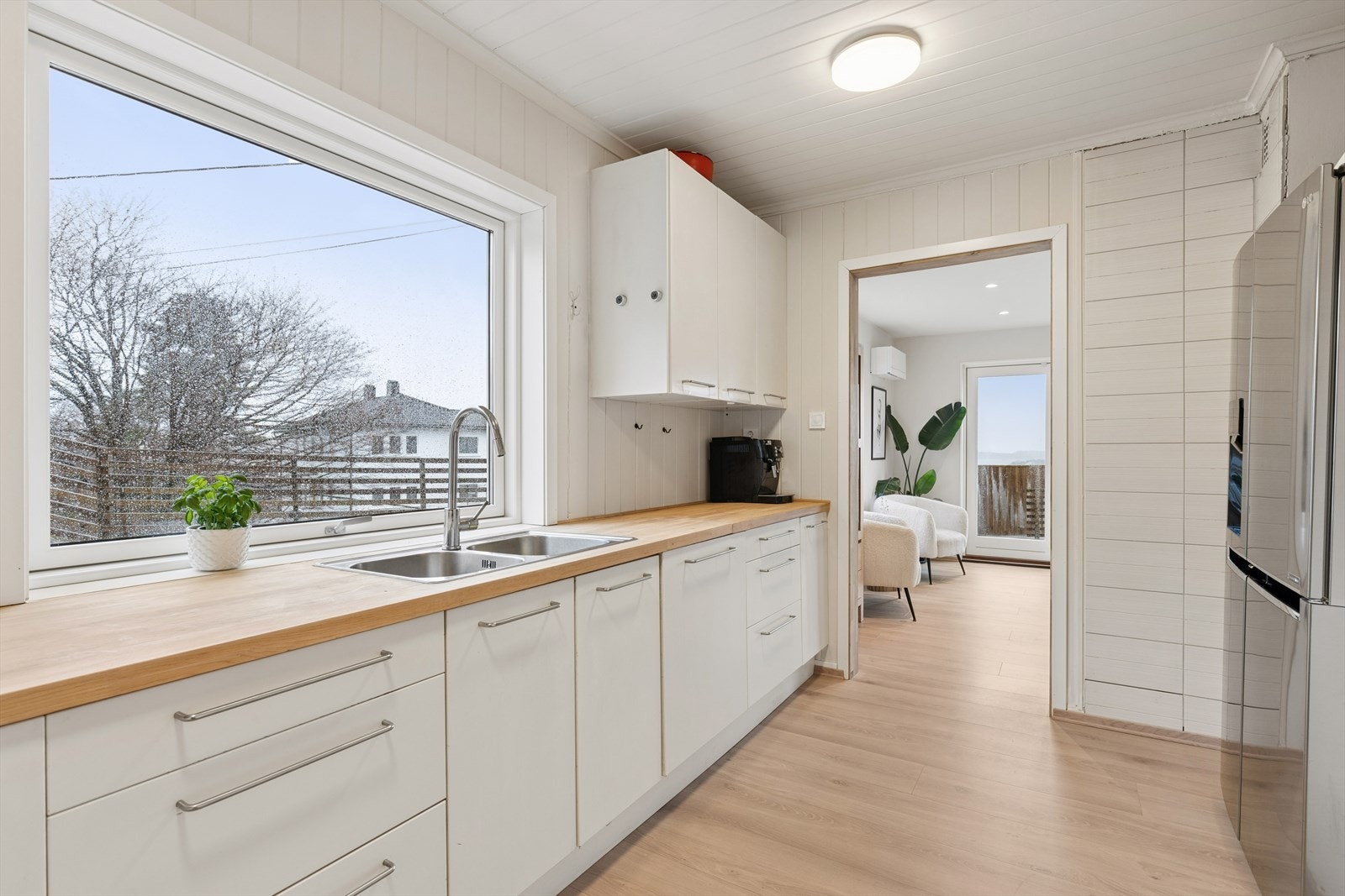 Kjøkkenet har en praktisk utforming og godt med arbeidslys fra vinduet over benken. Galleribilde