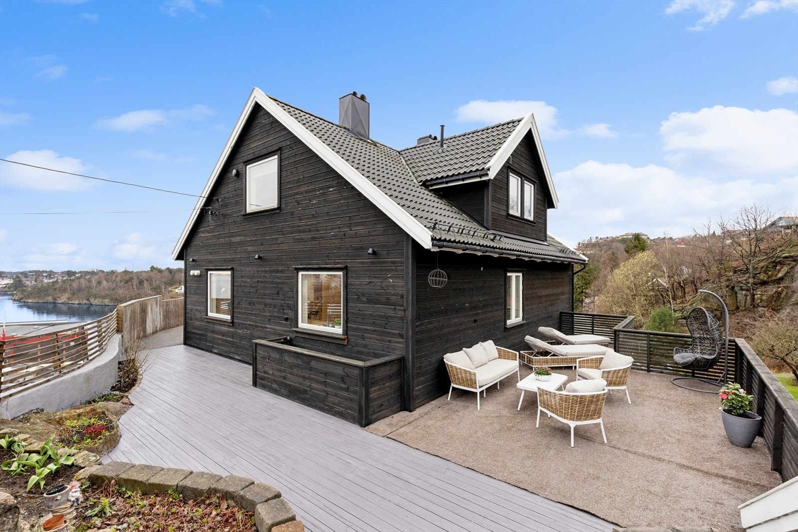 Boligen har flere uteplasser slik at man kan tilpasse seg gode solforhold. Galleribilde