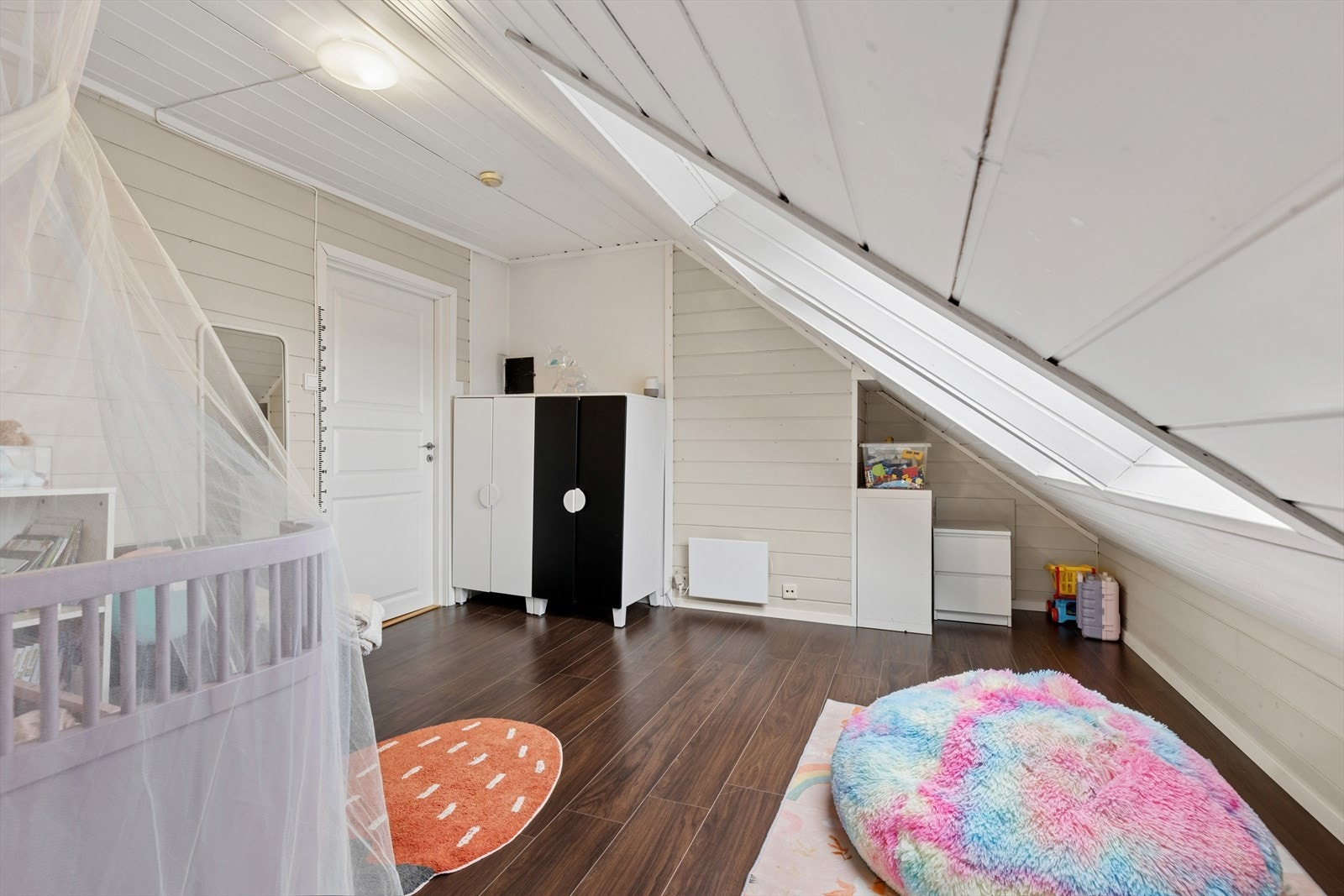 Soverom med god plassutnyttelse under skråtaket. Galleribilde