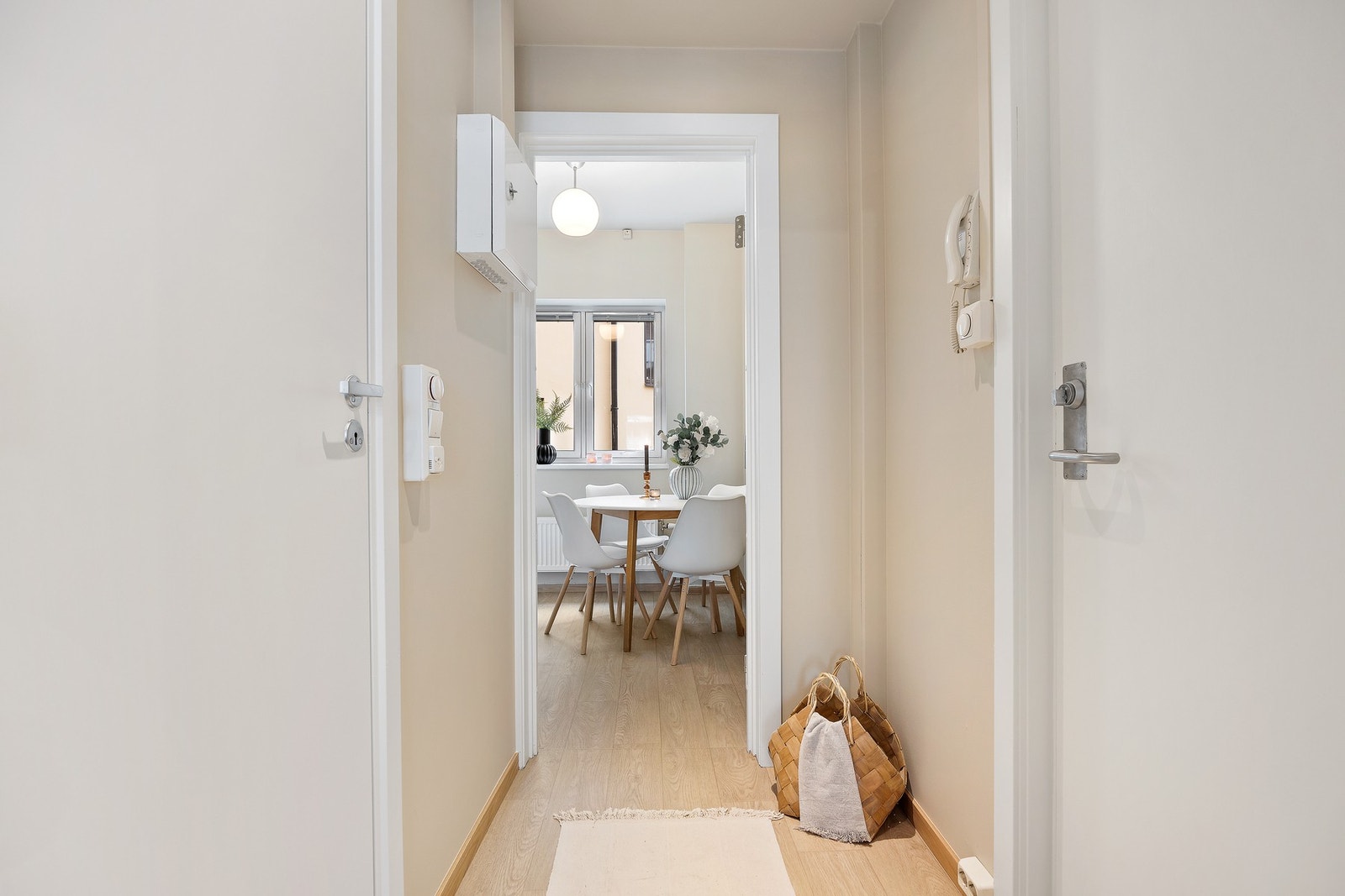 Entré med callinganlegg og downlights i taket. Overflatene er nylig malt. Galleribilde
