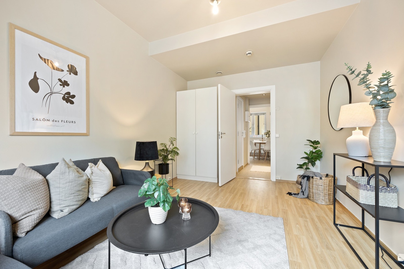 Arealeffektiv og gjennomgående 1-roms med kjøkken i eget rom. Leiligheten er gjennomgående med vinduer på to sider. Takhøyde ca. 2,70m. Galleribilde
