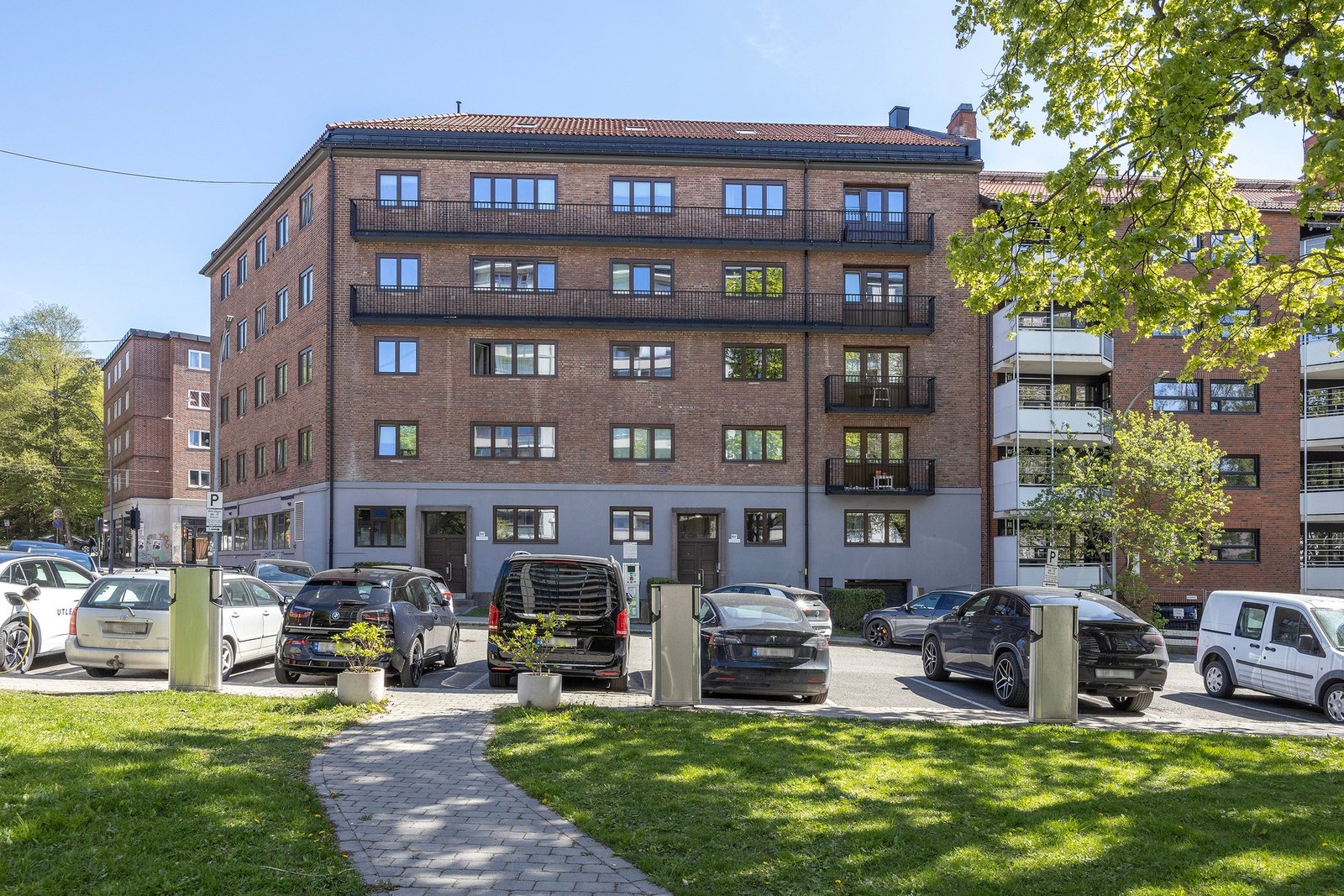 Leiligheten ligger i høy 1 etasje i en mursteinsgård fra 1937 som ble betydelig oppgradert fra 2010-2012 med nytt tak, nye vinduer, elektrisk, jordvarme, solcellepaneler etc. Galleribilde