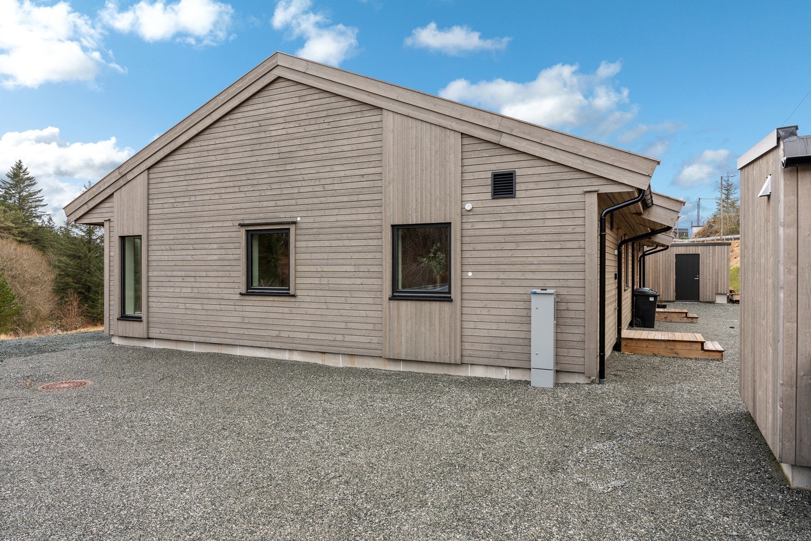 Eiendommen har en praktisk gruset innkjørsel med gode parkeringsmuligheter i gårdsrommet Galleribilde