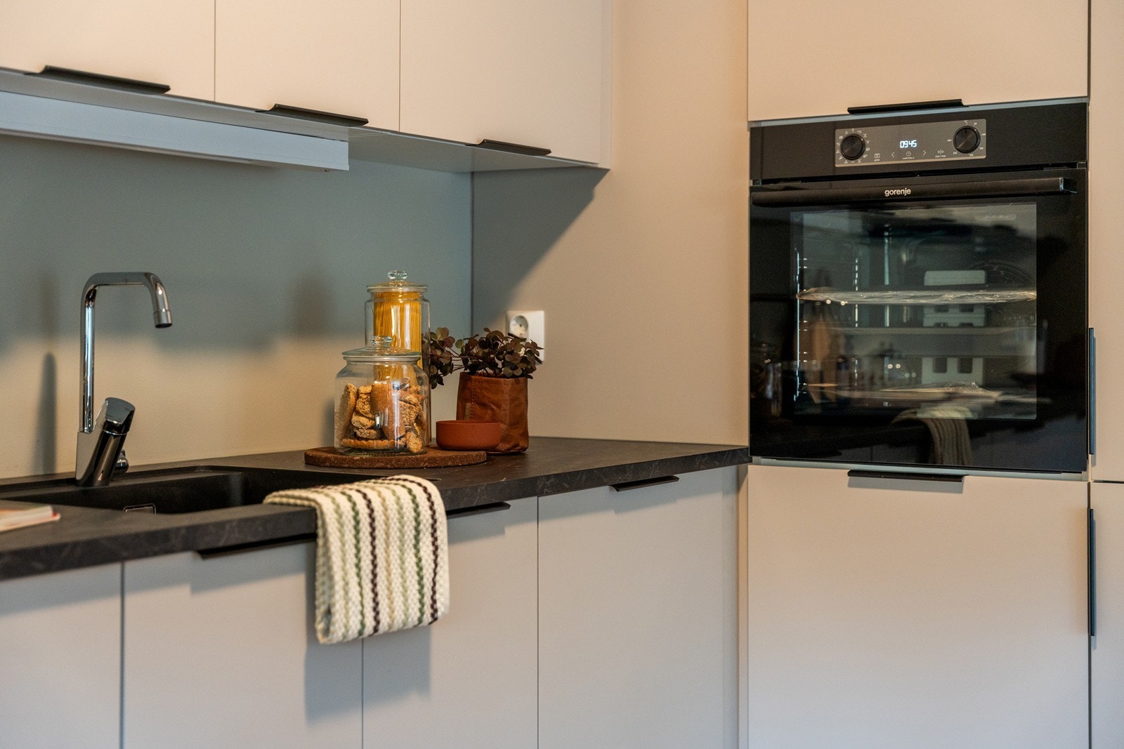 Kjøkken fra Nettoline, utstyrt med integrerte hvitevarer fra Gorenje Galleribilde