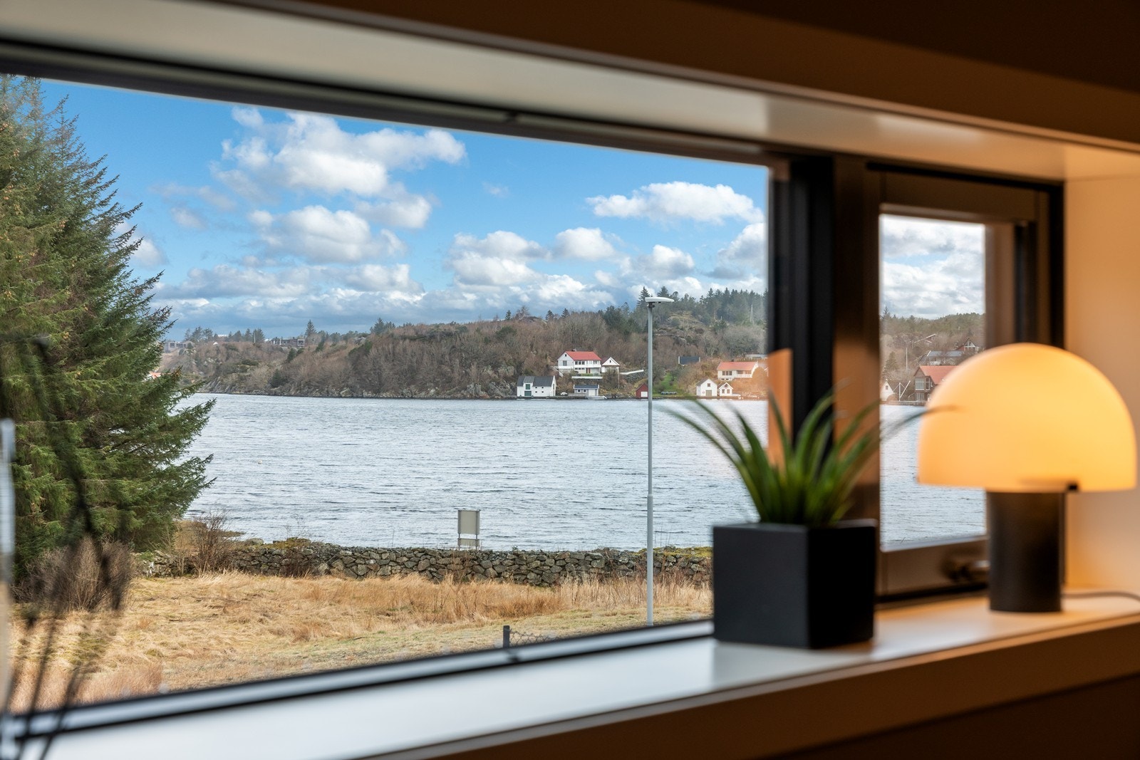 Rolig beliggenhet med flott utsikt mot sjø og flotte turområder like i nærheten! Galleribilde