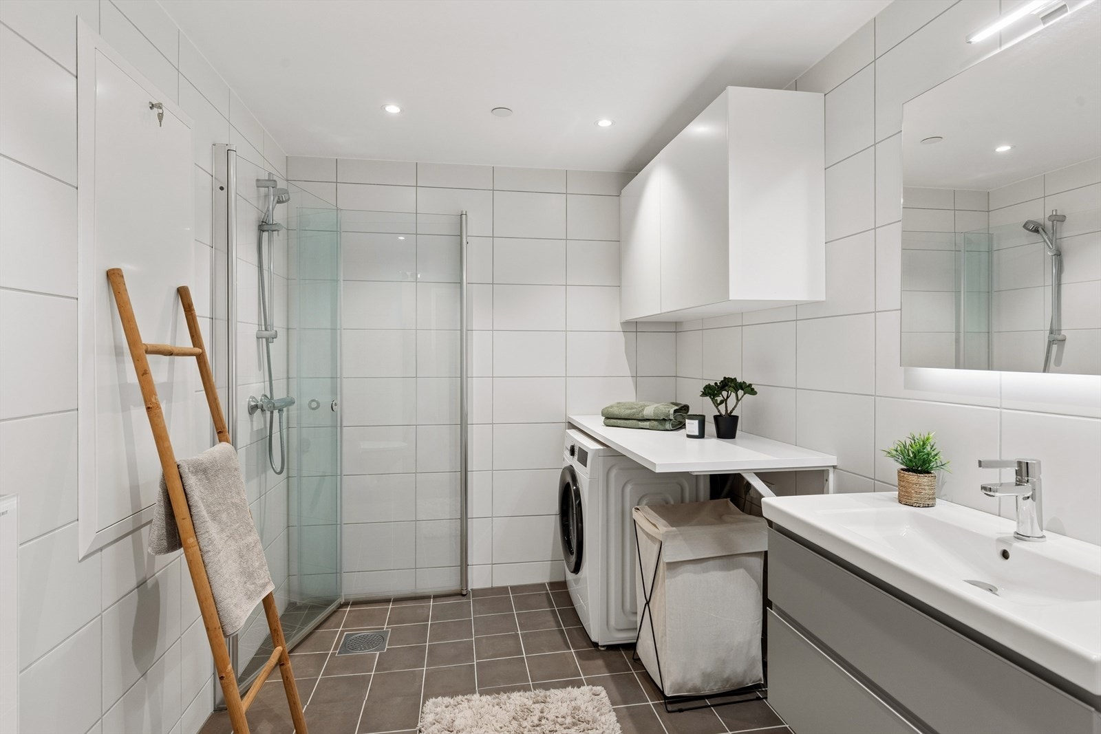 Badet har moderne løsninger og en gjennomtenkt innredning som gir et både funksjonelt og innbydende uttrykk. Galleribilde