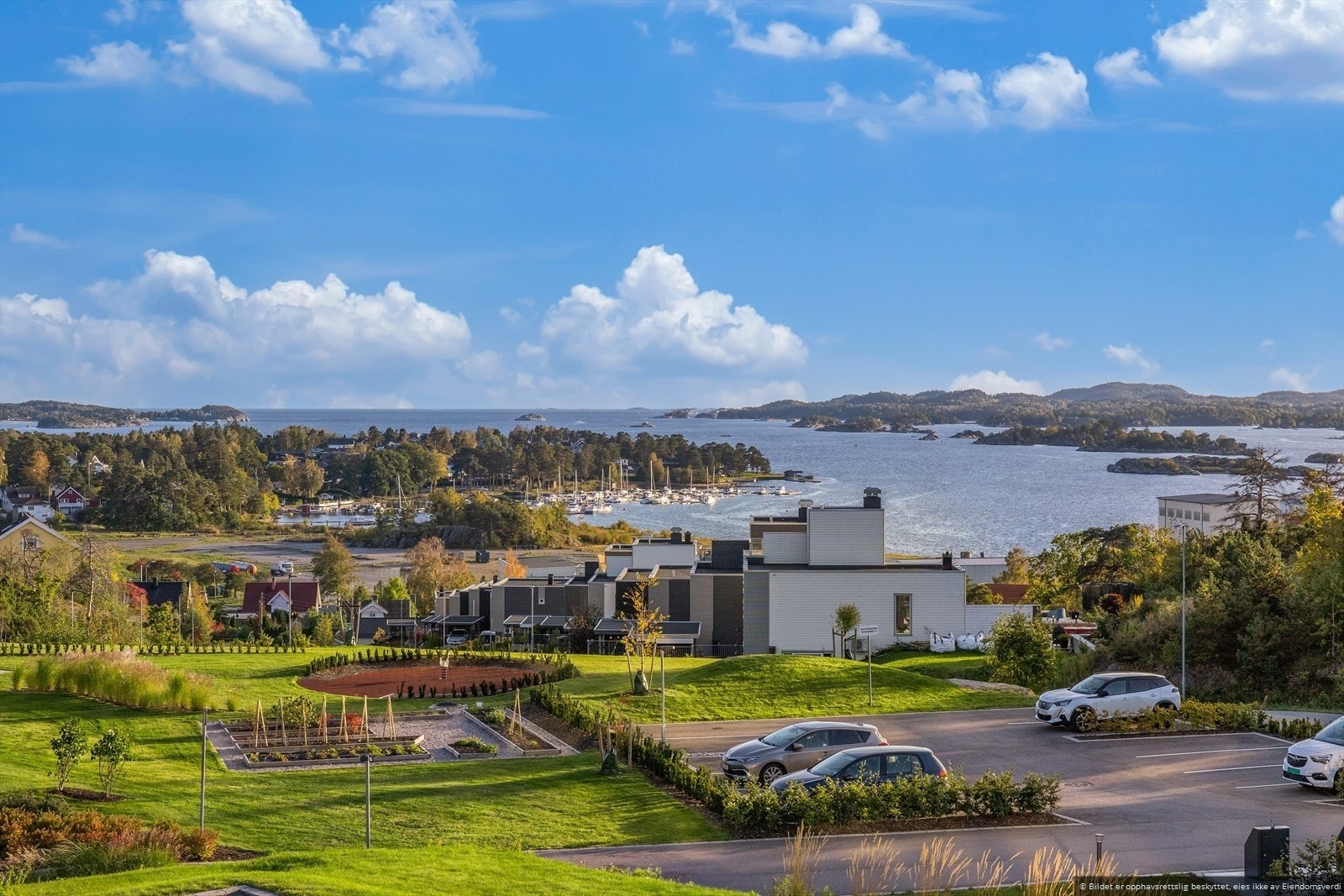 Sjøen er lett tilgjengelig med kort avstand til flere strender som Korsvik, Asnes og Tangen. Området er ideelt for de som elsker sjøluft og flotte turområder. Galleribilde