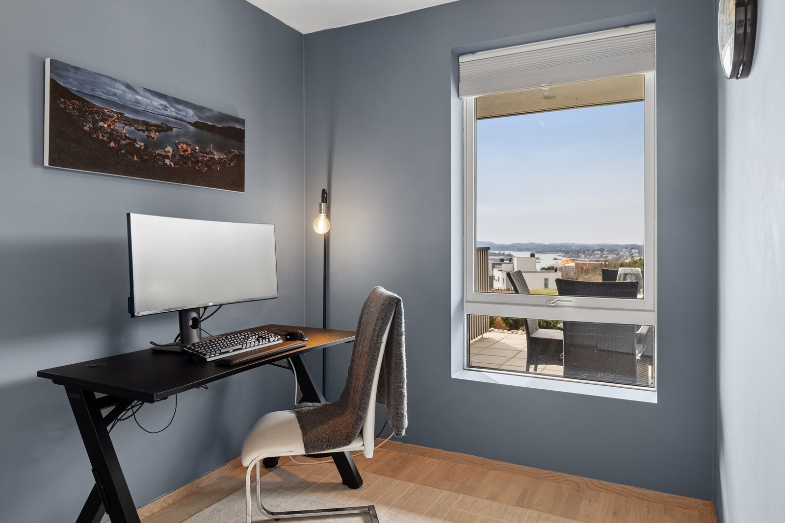 Det andre soverommet benyttes i dag som kontor og ligger i tilknytning til en praktisk bod. Galleribilde