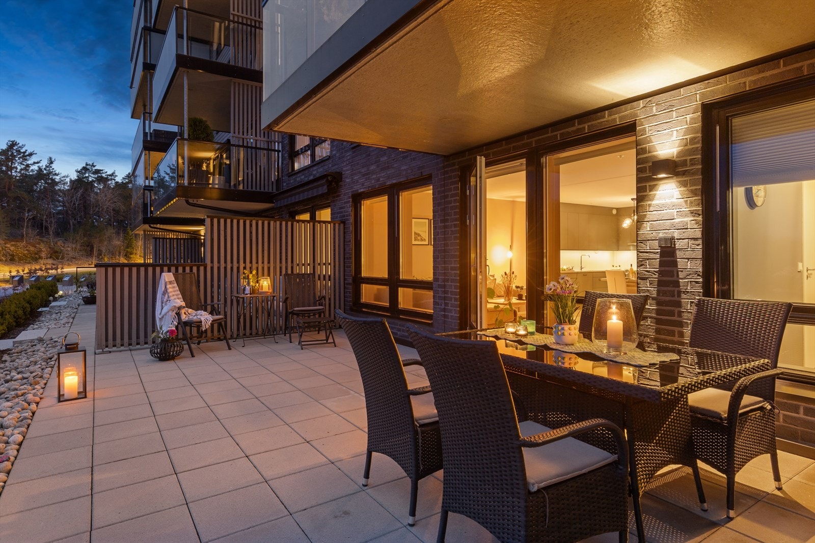 Tilhørende terrasse på hele 31 kvm med adkomst fra stuen. Terrassen har betongheller på mark og levegger av tre. Galleribilde