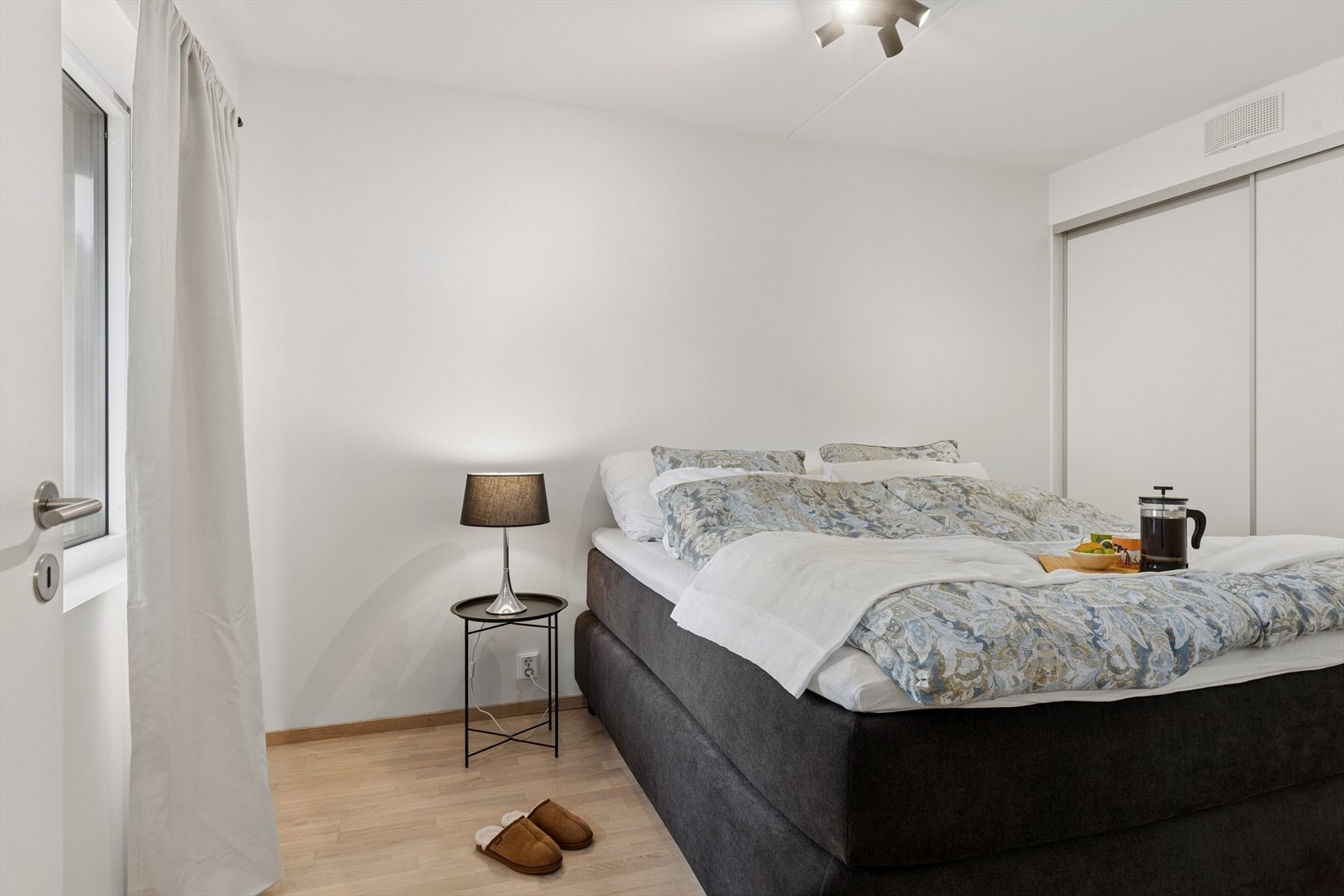 Hovedsoverommet har god plass til dobbeltseng og øvrig møblement. Rommet er utstyrt med en praktisk garderobeløsning som gir rikelig med oppbevaringsplass. Galleribilde