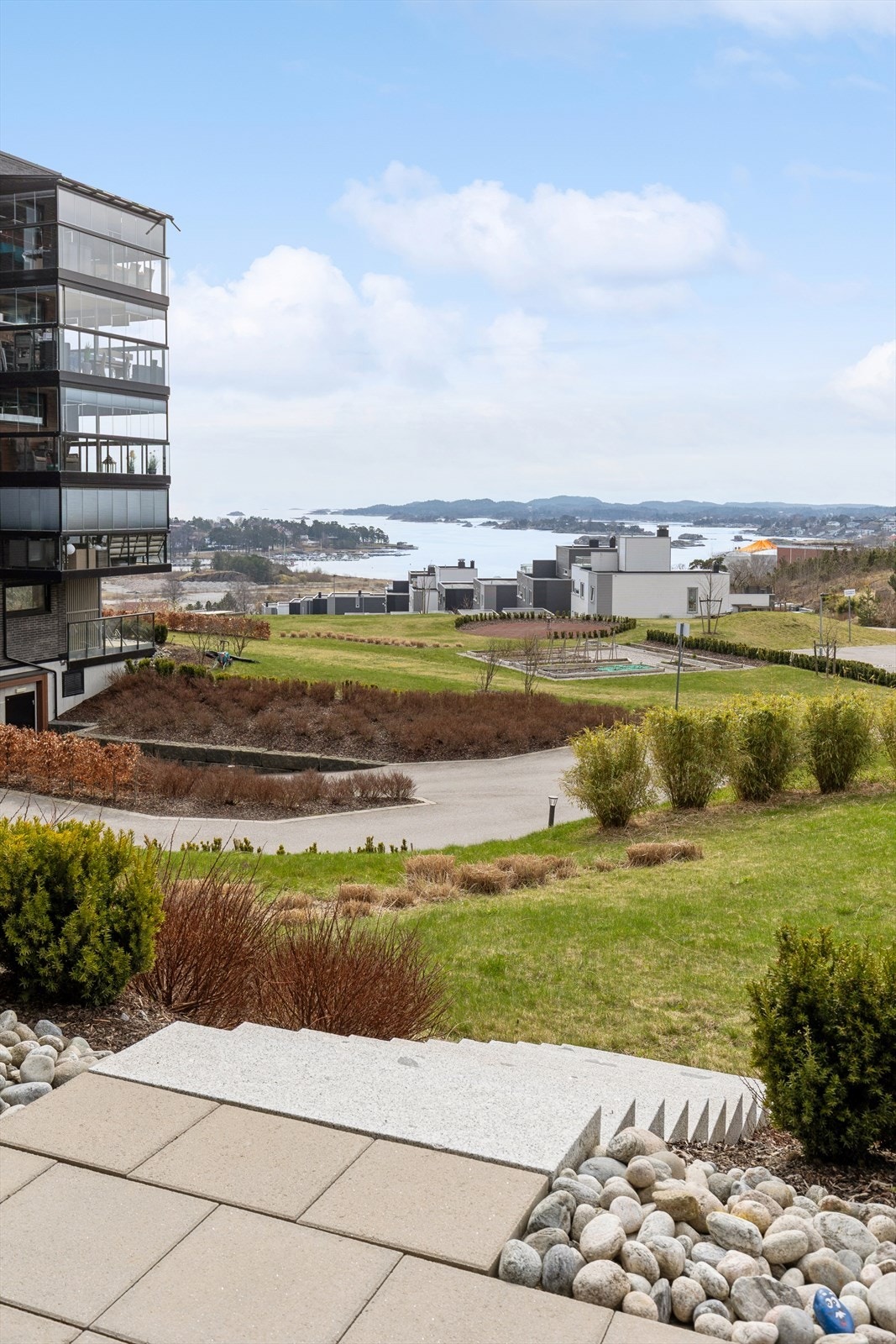 Bygget ligger på et høydedrag som gir en usjenert plassering og ekstraordinær utsikt! Galleribilde