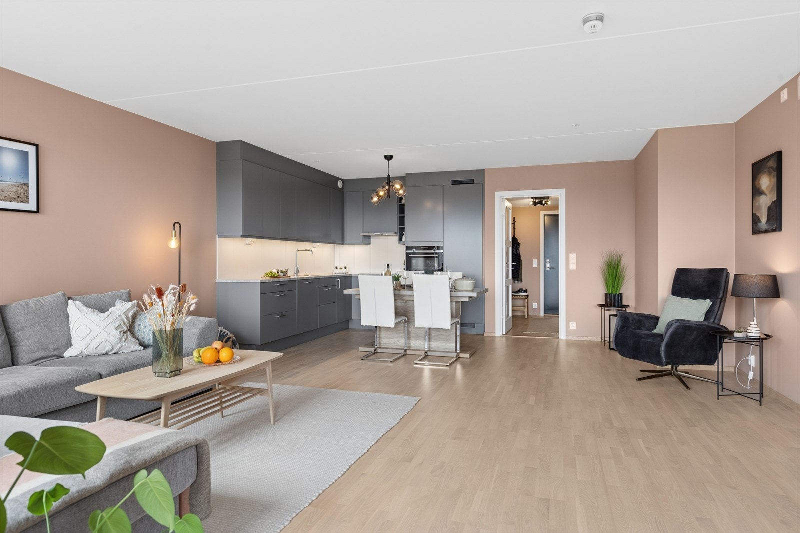 Kjøkkenet har en moderne og stilren innredning fra Marbodal. Galleribilde