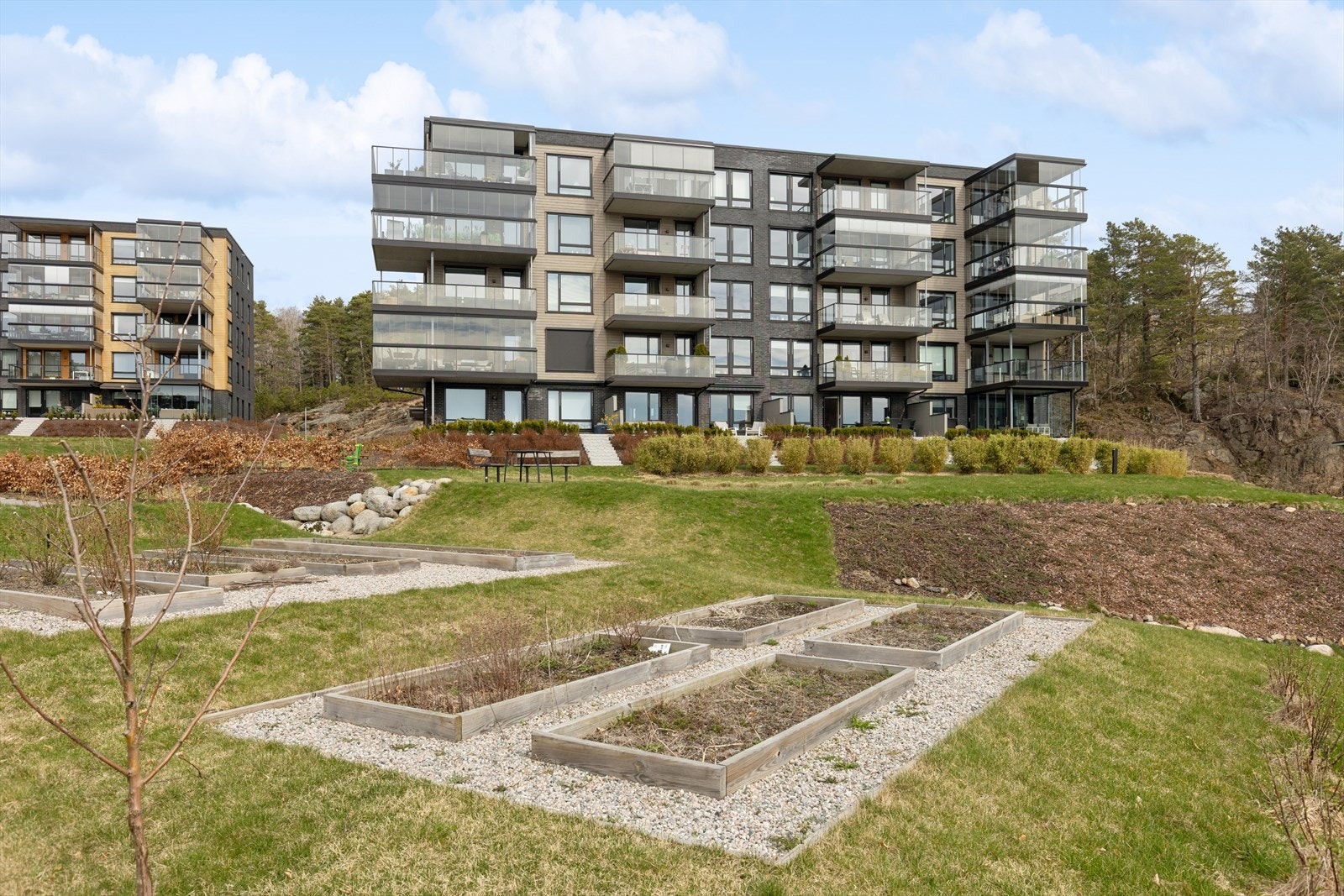 Eierseksjonssameie Veradammen 17 består av 20 boligseksjoner og 2 næringsseksjoner (garasjeplasser) og ble ferdigstilt i 2022. Galleribilde