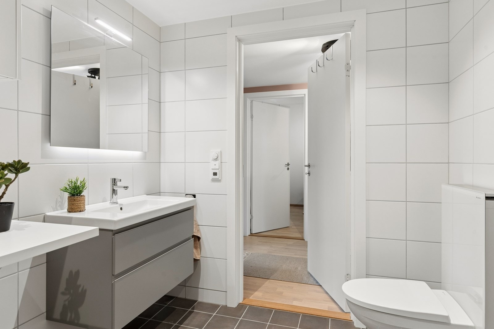 Badet har adkomst fra gang og fremstår som romslig, lyst og delikat. Galleribilde
