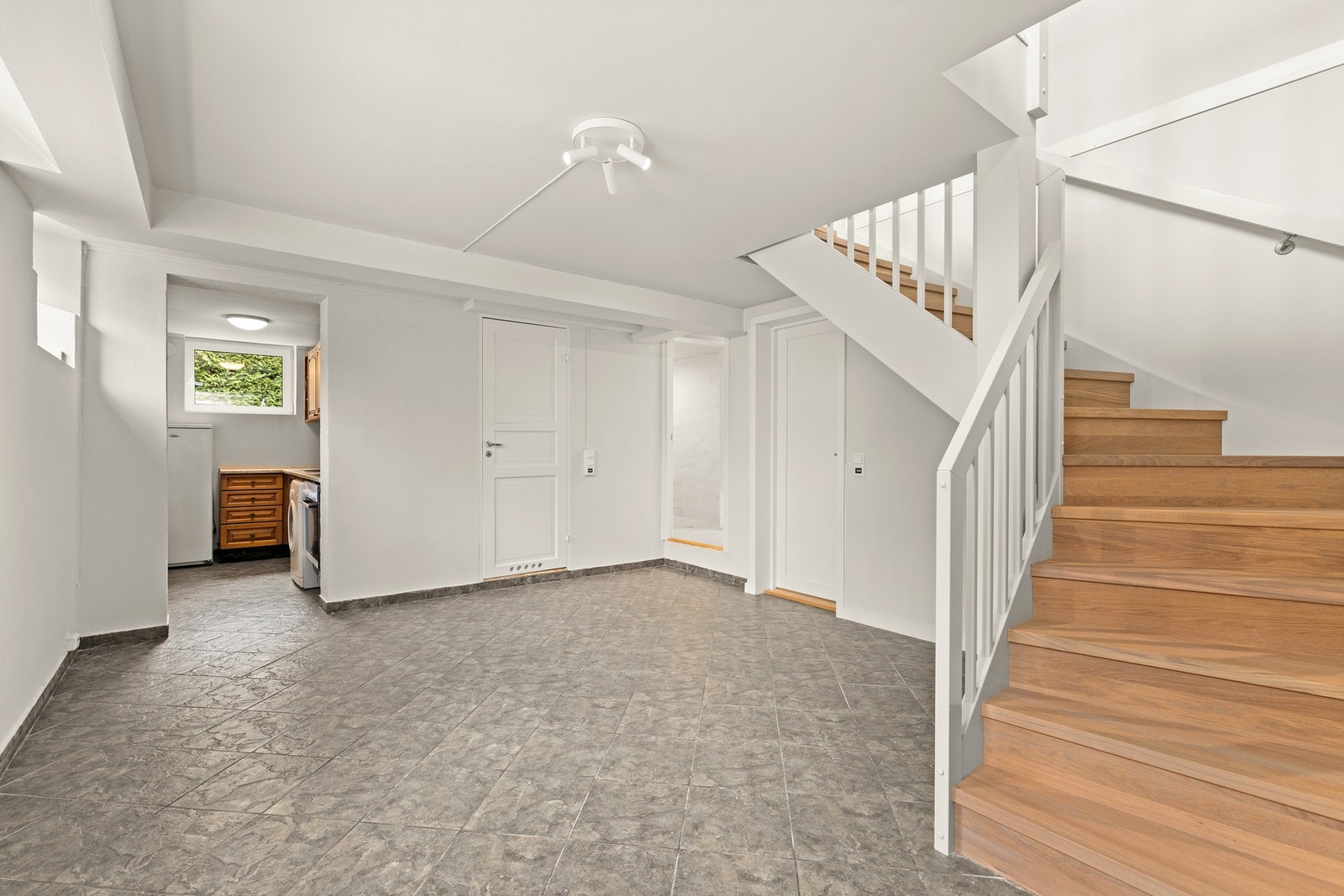 Stor kjellerstue med god boltreplass for familien Galleribilde