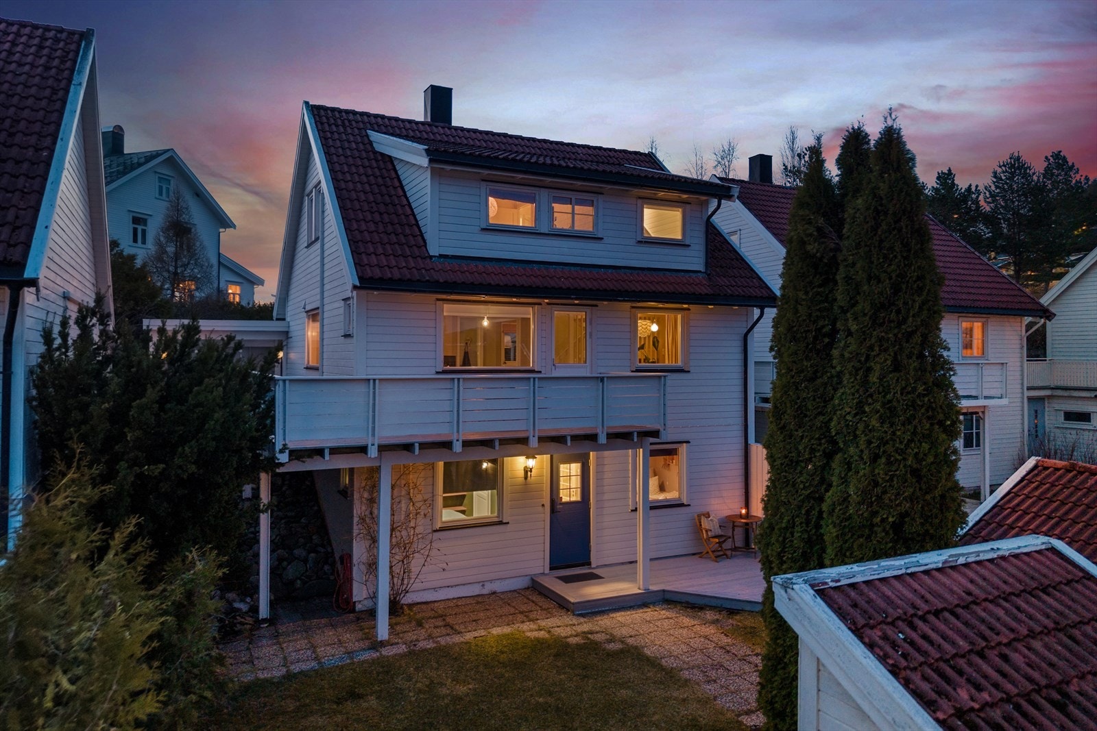 Aktiv Eiendomsmegling v/ Hallvard Fjone har gleden av å presentere Nedre Steinvikveg 5 - en lekker enebolig beliggende i et attraktivt boligområde i Steinvika. Galleribilde